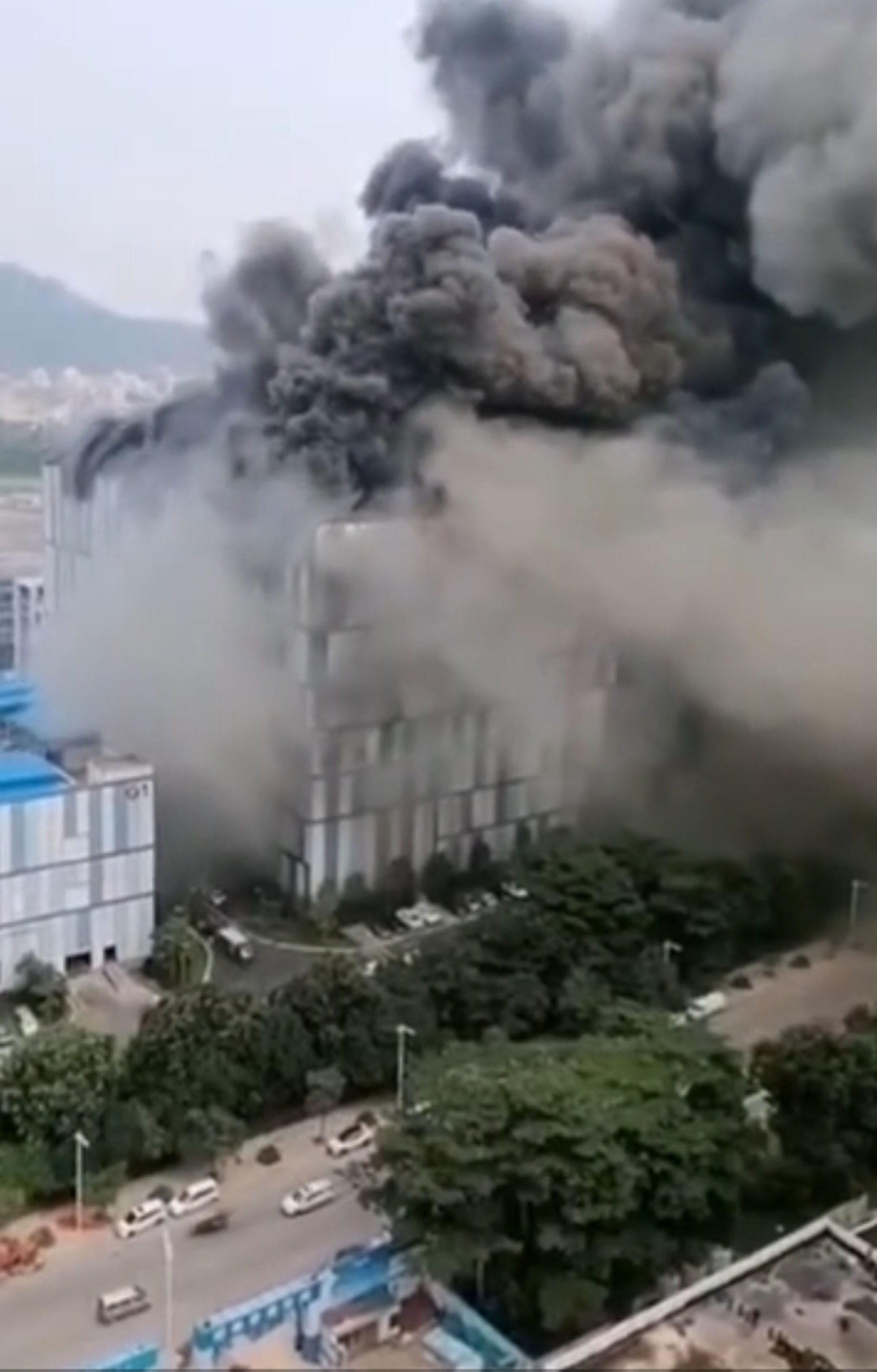 火勢相當猛烈。(微博) 火勢相當猛烈。(微博)