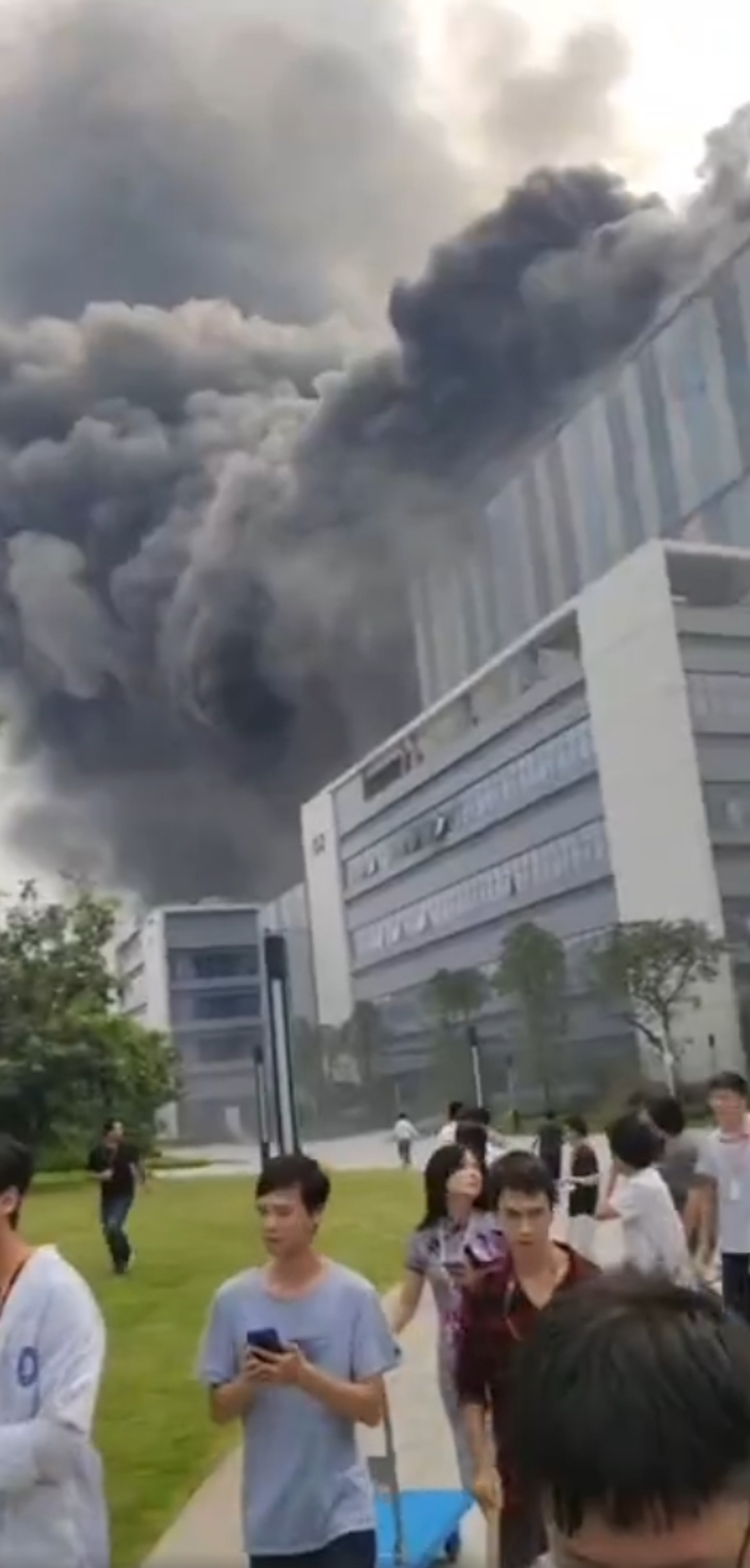 現場附近民眾撤離。(微博) 現場附近民眾撤離。(微博)