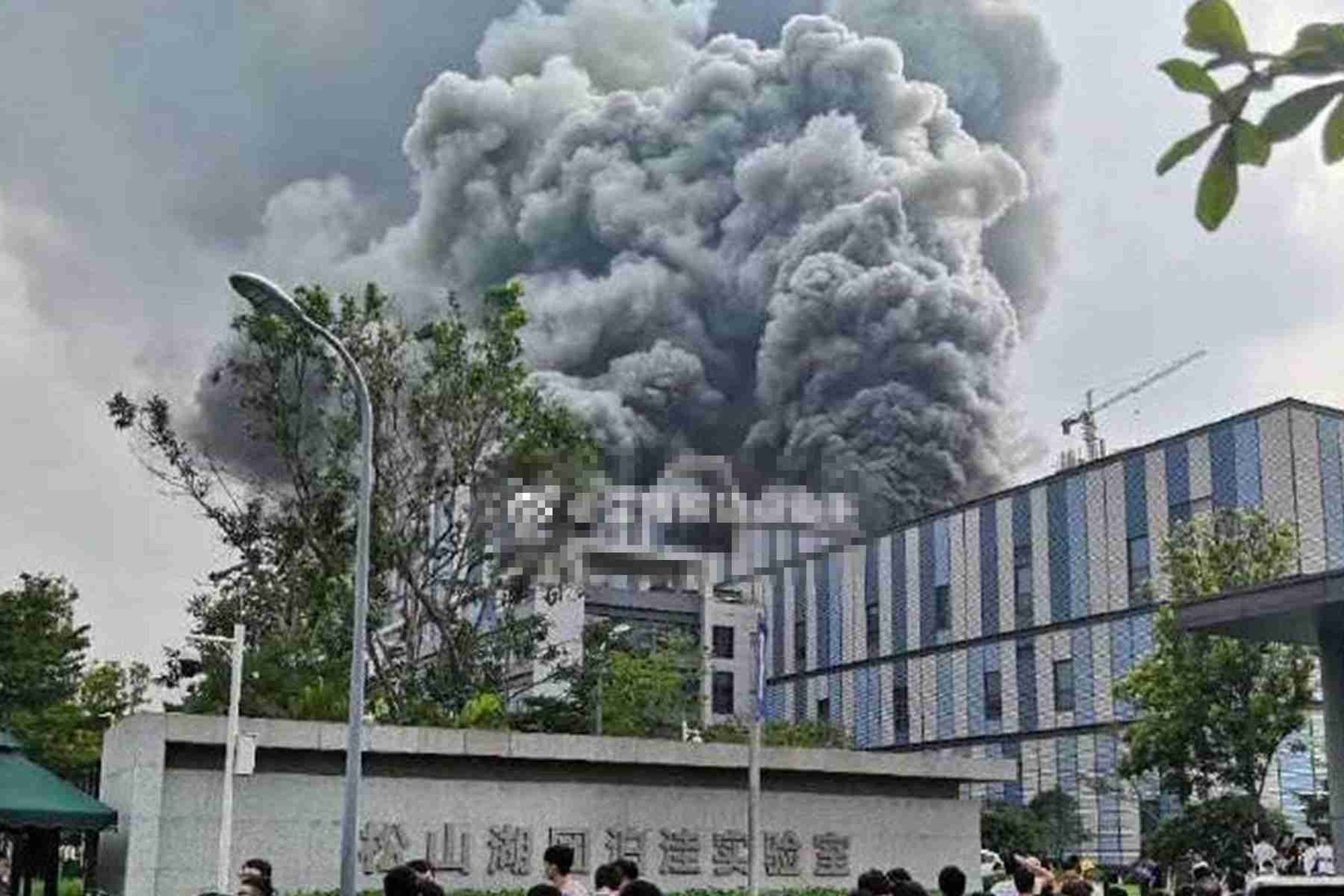 起火現場濃煙滾滾。(網上圖片) 起火現場濃煙滾滾。(網上圖片)