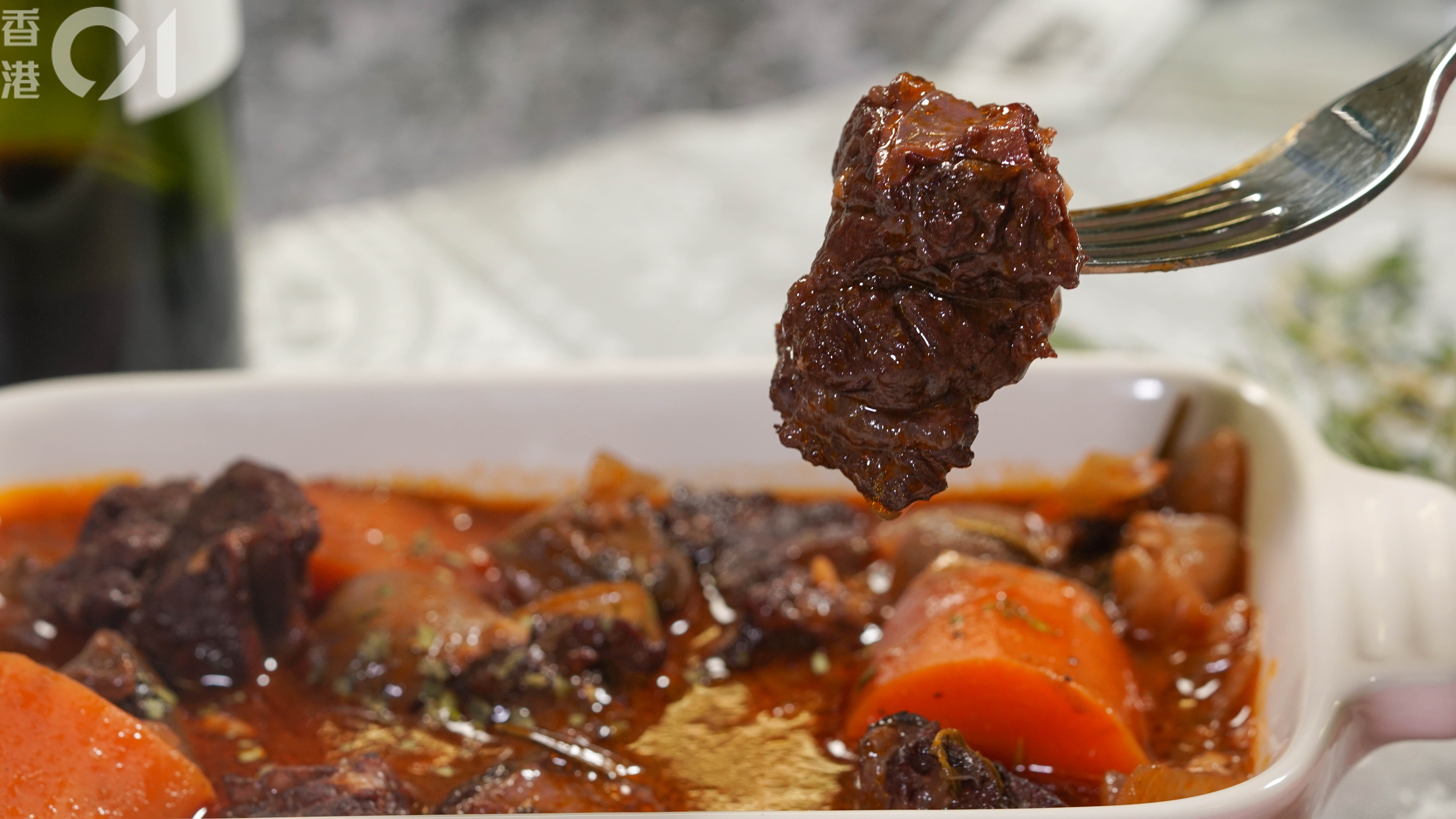 若燉煮牛肉，有肥有瘦的牛肋條是不錯的部位。