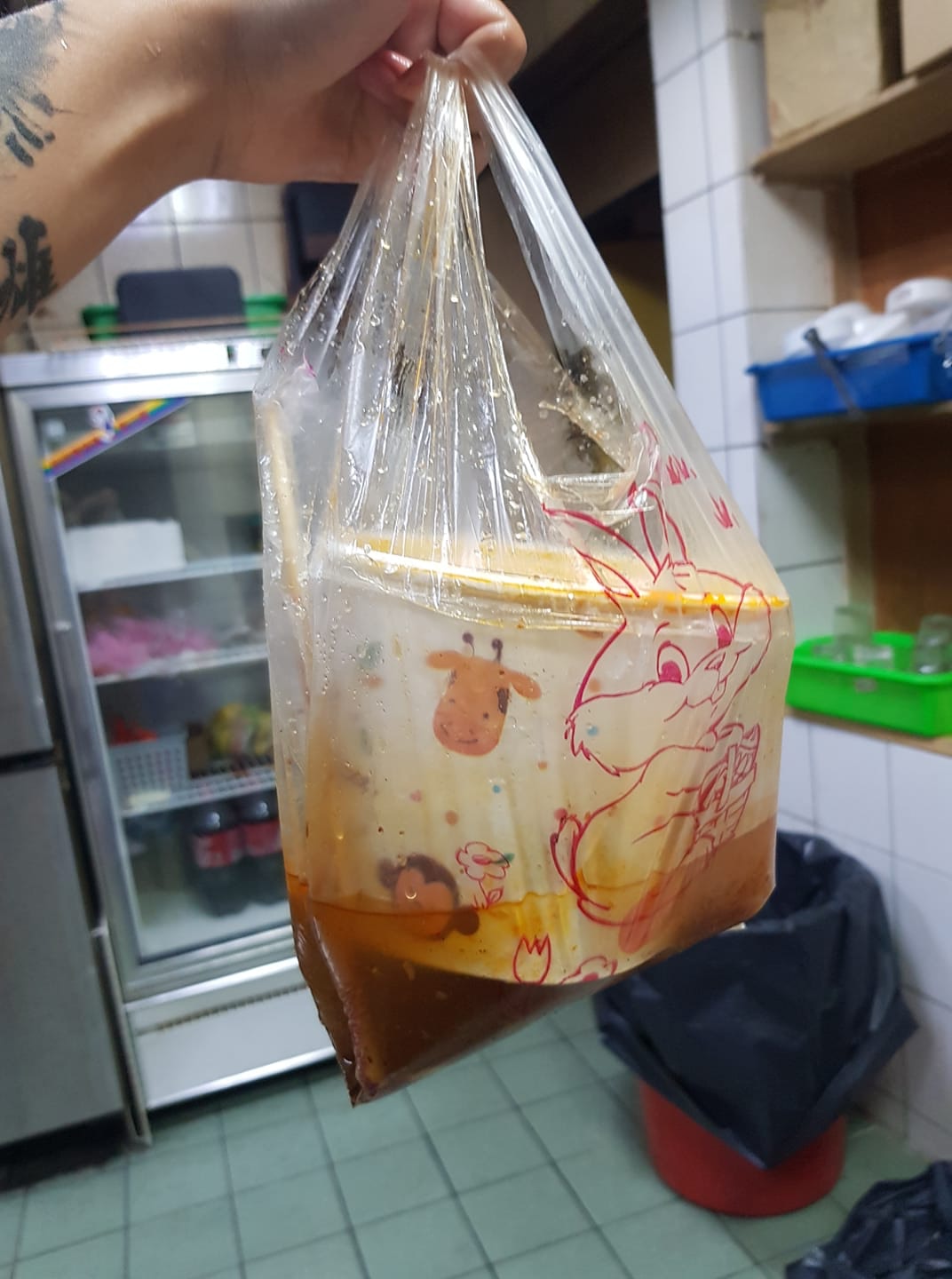有台女最近叫外賣，惟湯麵送到時卻有湯漏出，聾啞外賣員心急道歉。（fb「爆廢公社二館）