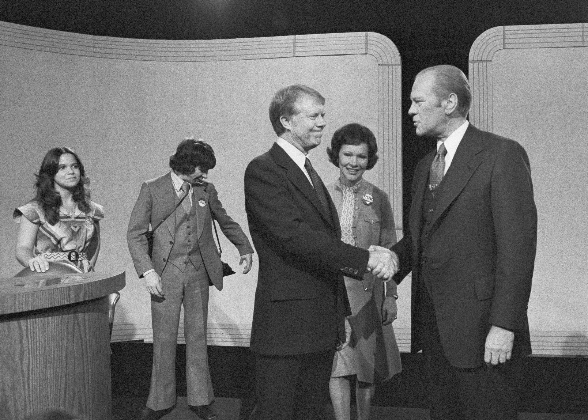 美国总统候选人辩论4:美国乔治亚州前州长卡特1976年挑战时任总统福特,二人同年进行时隔16年的首场总统电视辩论。 卡特最终胜出大选,成为美国总统。 图为1976年10月6日卡特在三藩市与福特进行辩论,二人在总结环节时握手。 (AP) 美国总统候选人辩论4:美国乔治亚州前州长卡特1976年挑战时任总统福特,二人同年进行时隔16年的首场总统电视辩论。 卡特最终胜出大选,成为美国总统。 图为1976年10月6日卡特在三藩市与福特进行辩论,二人在总结环节时握手。 (AP)