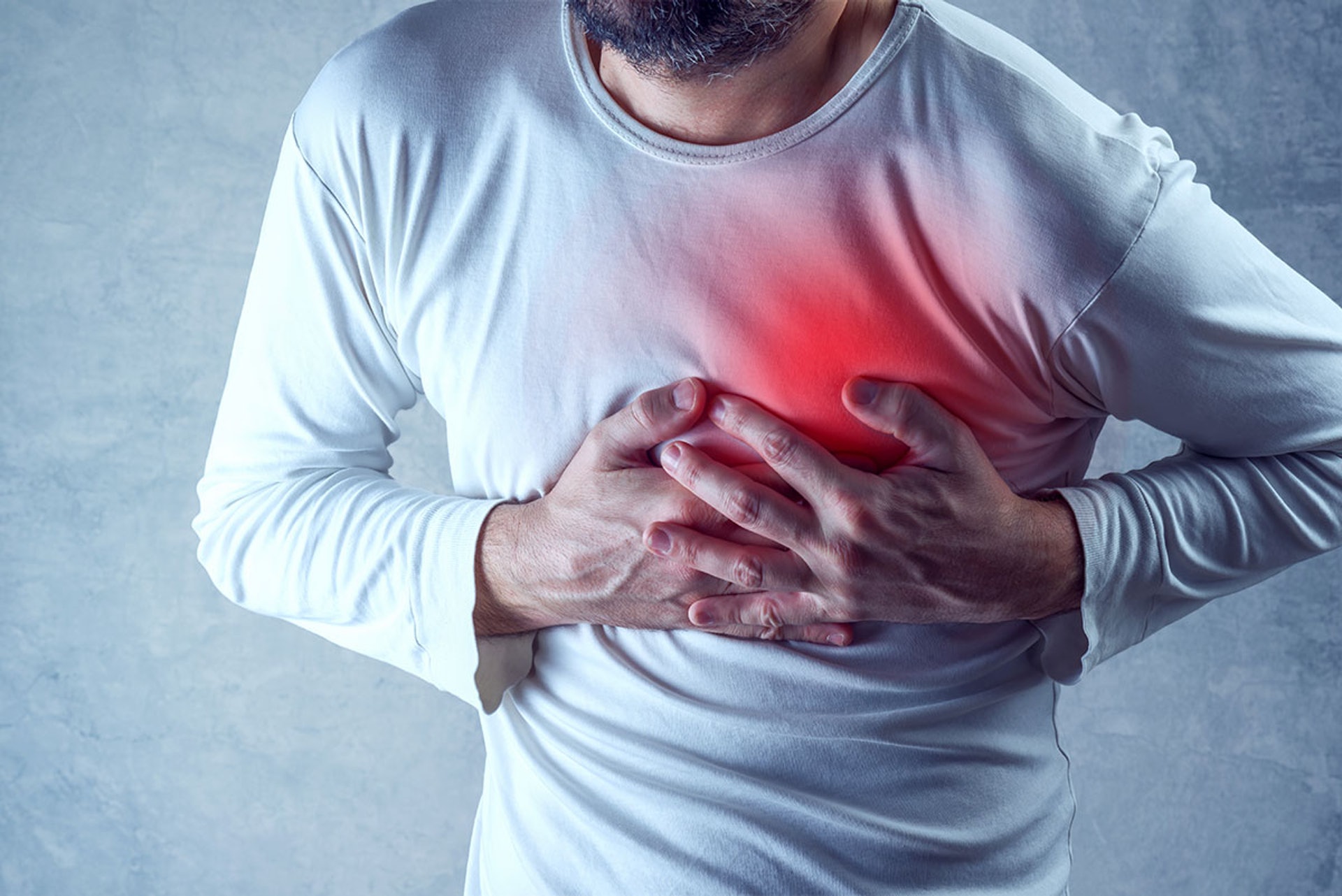 「主動脈剝離」的病人會出現強烈的胸痛。（圖片：healthline）