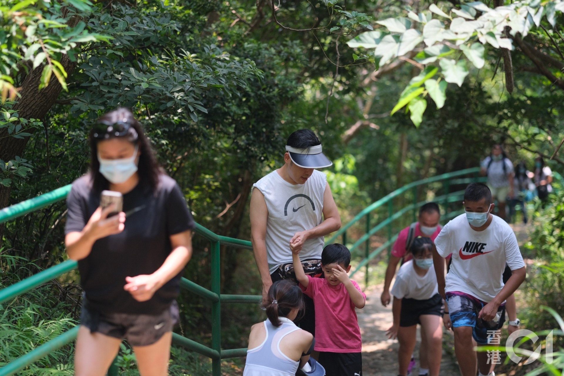 行山經驗或體能不足人士或許未能應付步程長的行山路線，如過份勉強自己，或裝備不足，容易過份增加腳部負荷，引發足底筋膜炎或其他痛症問題。（資料圖片/盧翊銘攝）