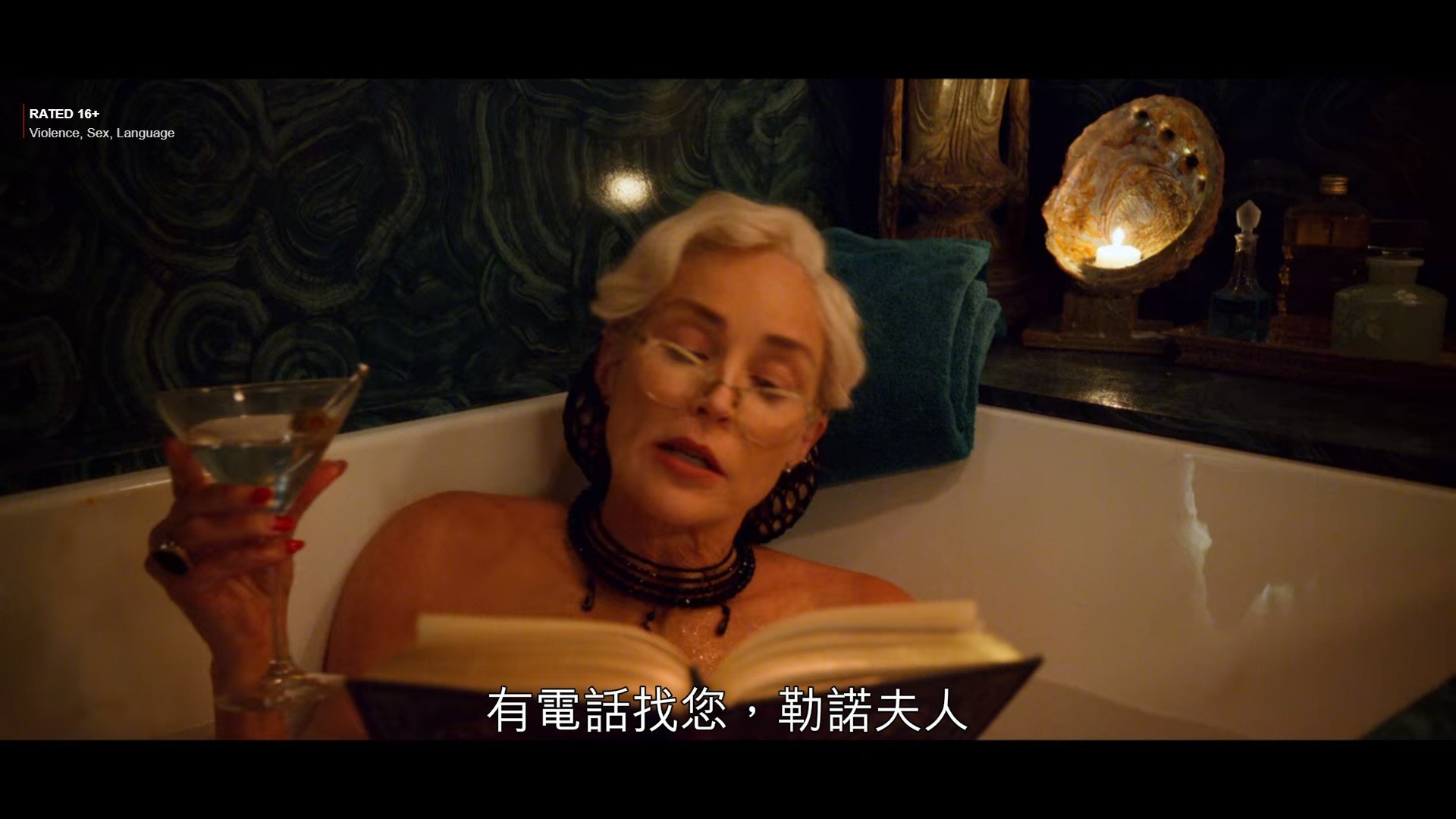 虽然出浴戏不算性感,但零赘肉兼真胸穿上浴袍,已经够晒抢镜。 (电视画面) 虽然出浴戏不算性感,但零赘肉兼真胸穿上浴袍,已经够晒抢镜。 (电视画面)