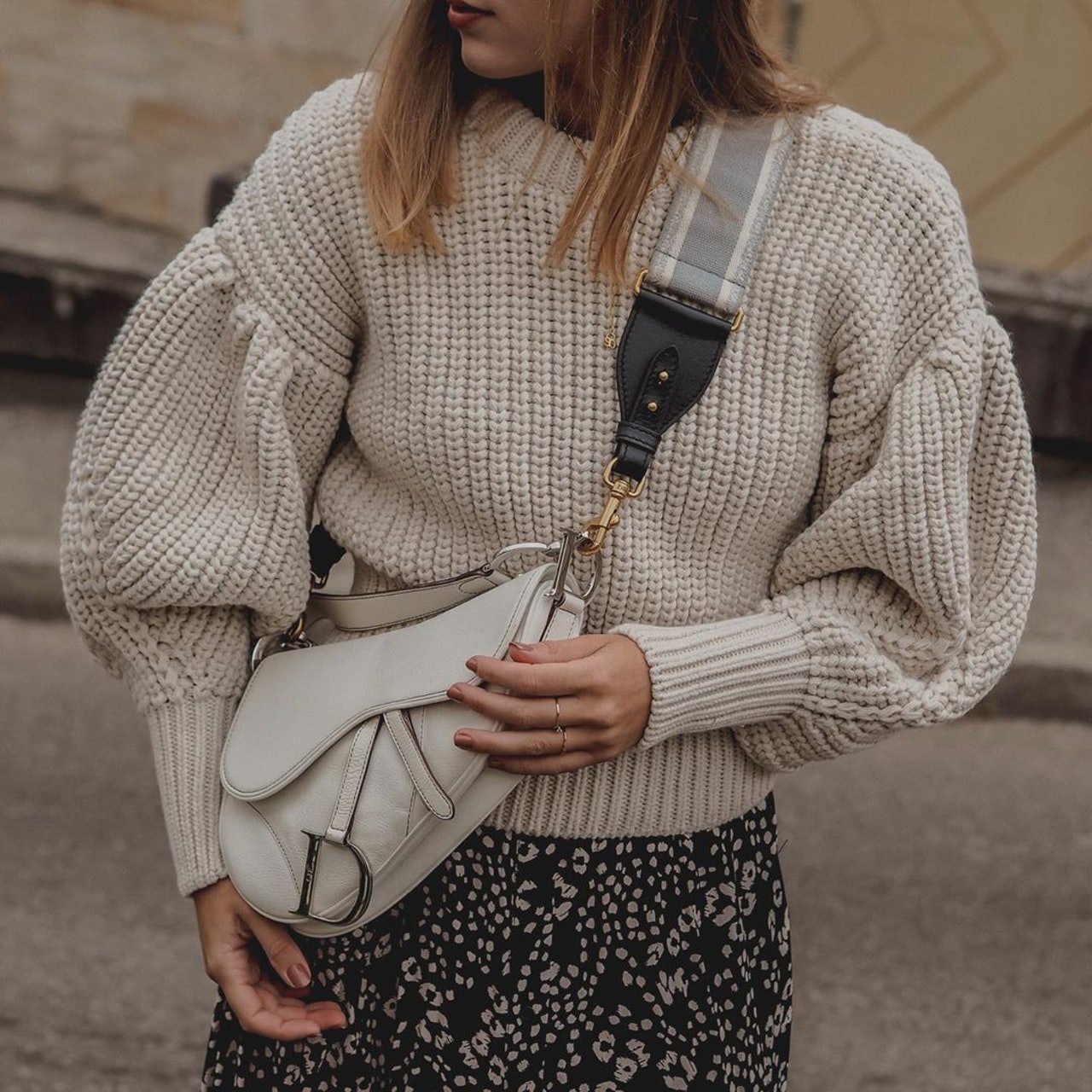 Dior Saddle Bag是許多女生must buy item,在Instagram不乏它的蹤影。(modezarin@Instagram) Dior Saddle Bag是許多女生must buy item,在Instagram不乏它的蹤影。(modezarin@Instagram)