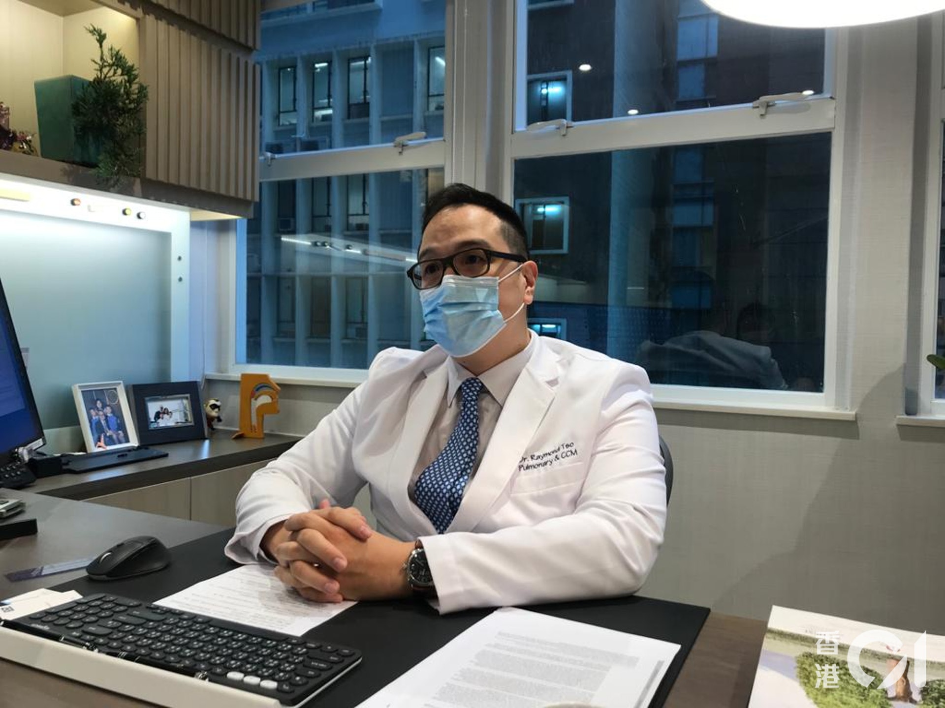 呼吸系統科專科醫生曹忠豪醫生表示,其實因寵物毛髮致敏的個案其實很少,反而更多的致敏原是塵蟎、細菌、黴菌、甲醛、和粉塵等。 呼吸系統科專科醫生曹忠豪醫生表示,其實因寵物毛髮致敏的個案其實很少,反而更多的致敏原是塵蟎、細菌、黴菌、甲醛、和粉塵等。