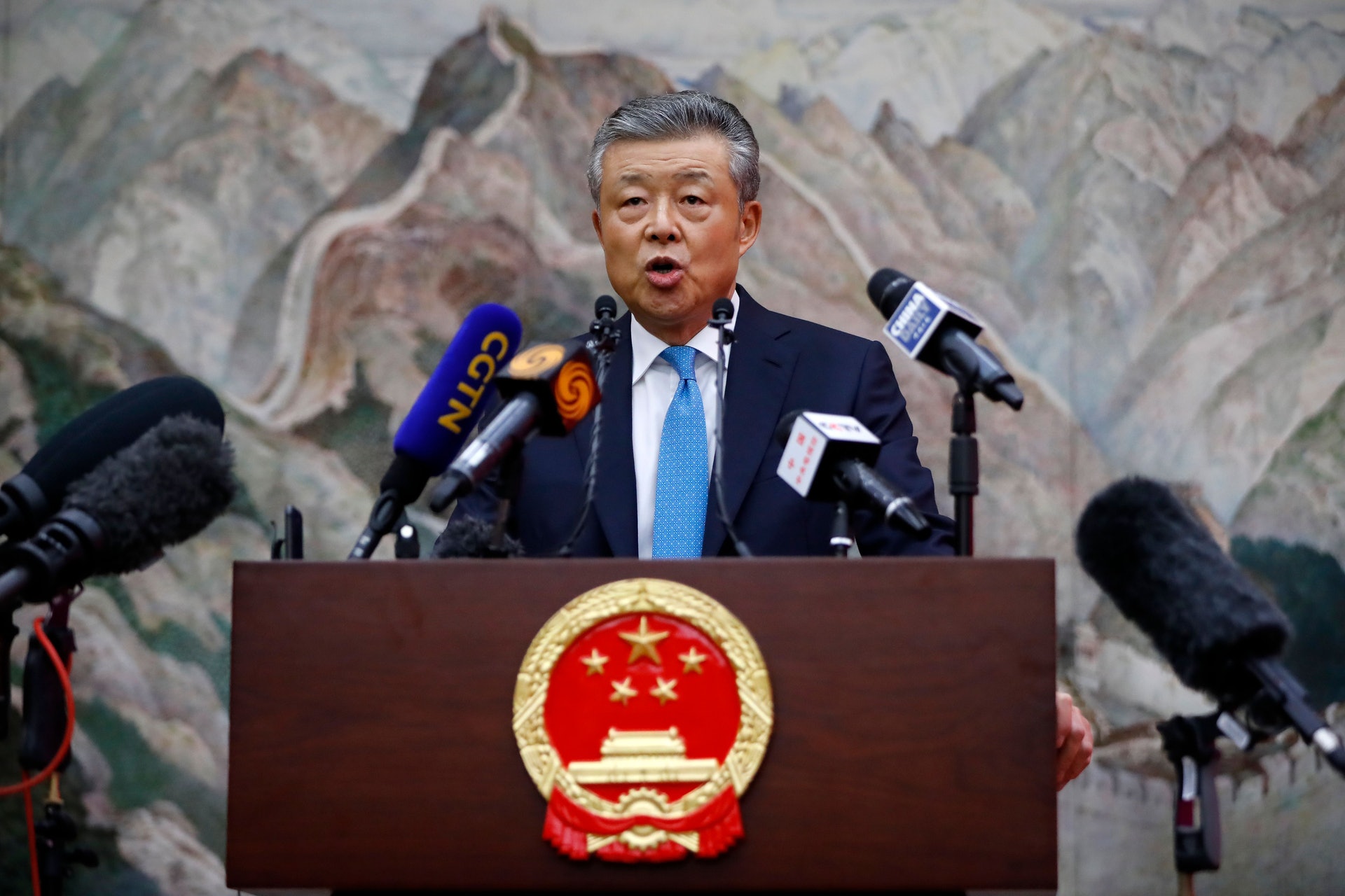 圖為2月6日,中國駐英大使劉曉明就新型冠狀病毒肺炎(COVID-19)的記者會上講話。(Getty) 圖為2月6日,中國駐英大使劉曉明就新型冠狀病毒肺炎(COVID-19)的記者會上講話。(Getty)