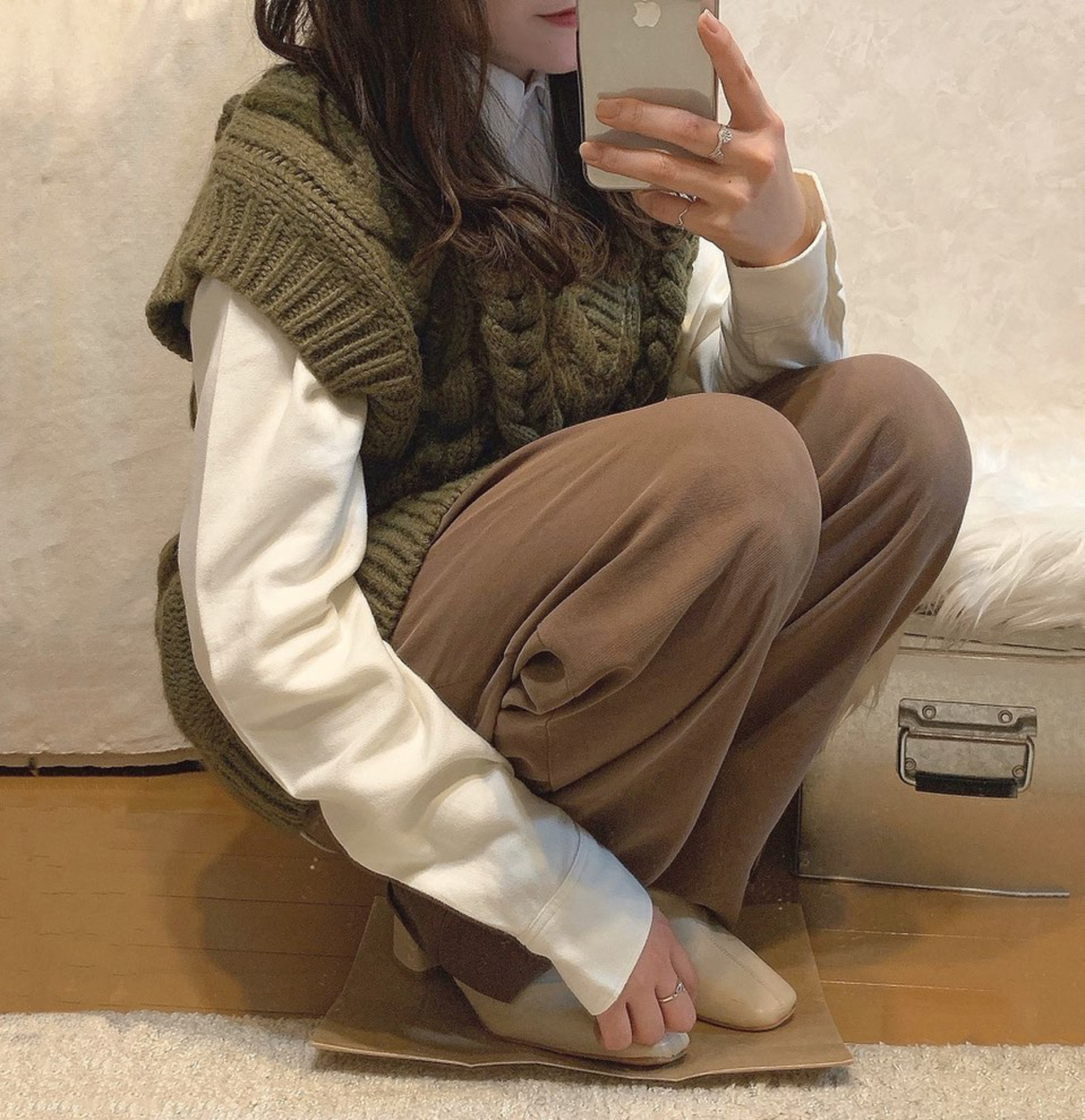 【MUJI無印良品風格穿搭】有時候，她也會配襯高腰褲，突出腰線。(hyororii_69@Instagram)
