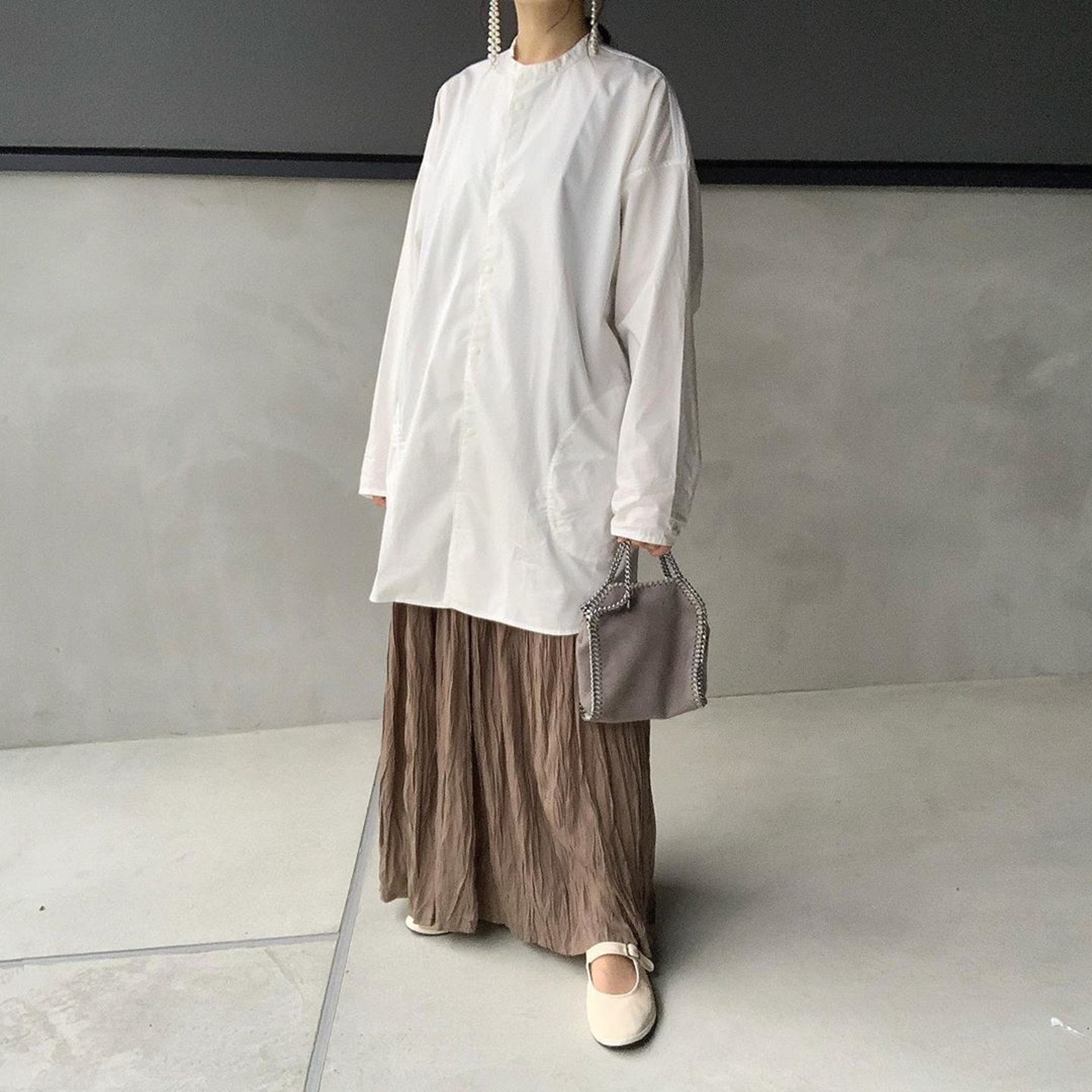 【MUJI無印良品穿搭】白色恤衫配襯皺褶裙。(hyororii_69@Instagram)