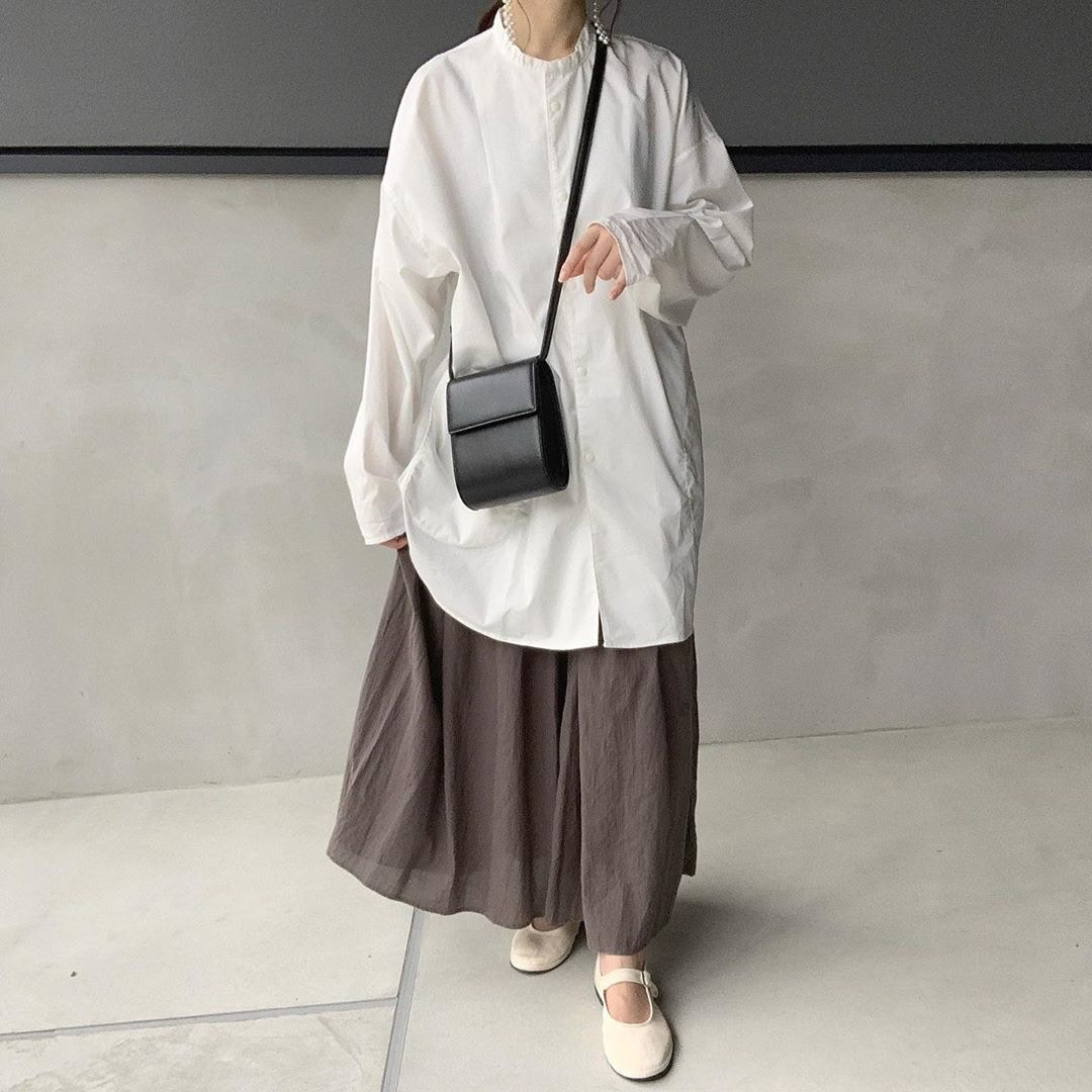 【MUJI無印良品穿搭】配上a-line長裙，透過棉麻、皺褶等不同材質帶出多變造型。(hyororii_69@Instagram)