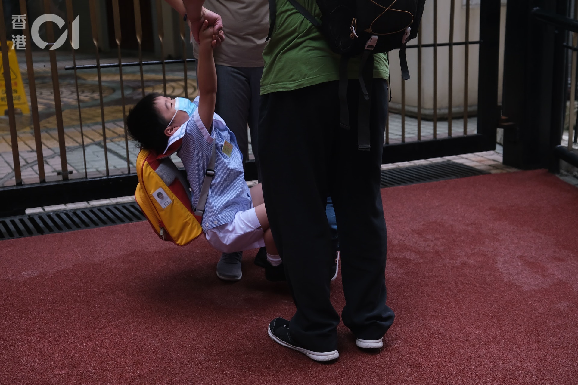 爸媽難捨小朋友入校園。 爸媽難捨小朋友入校園。
