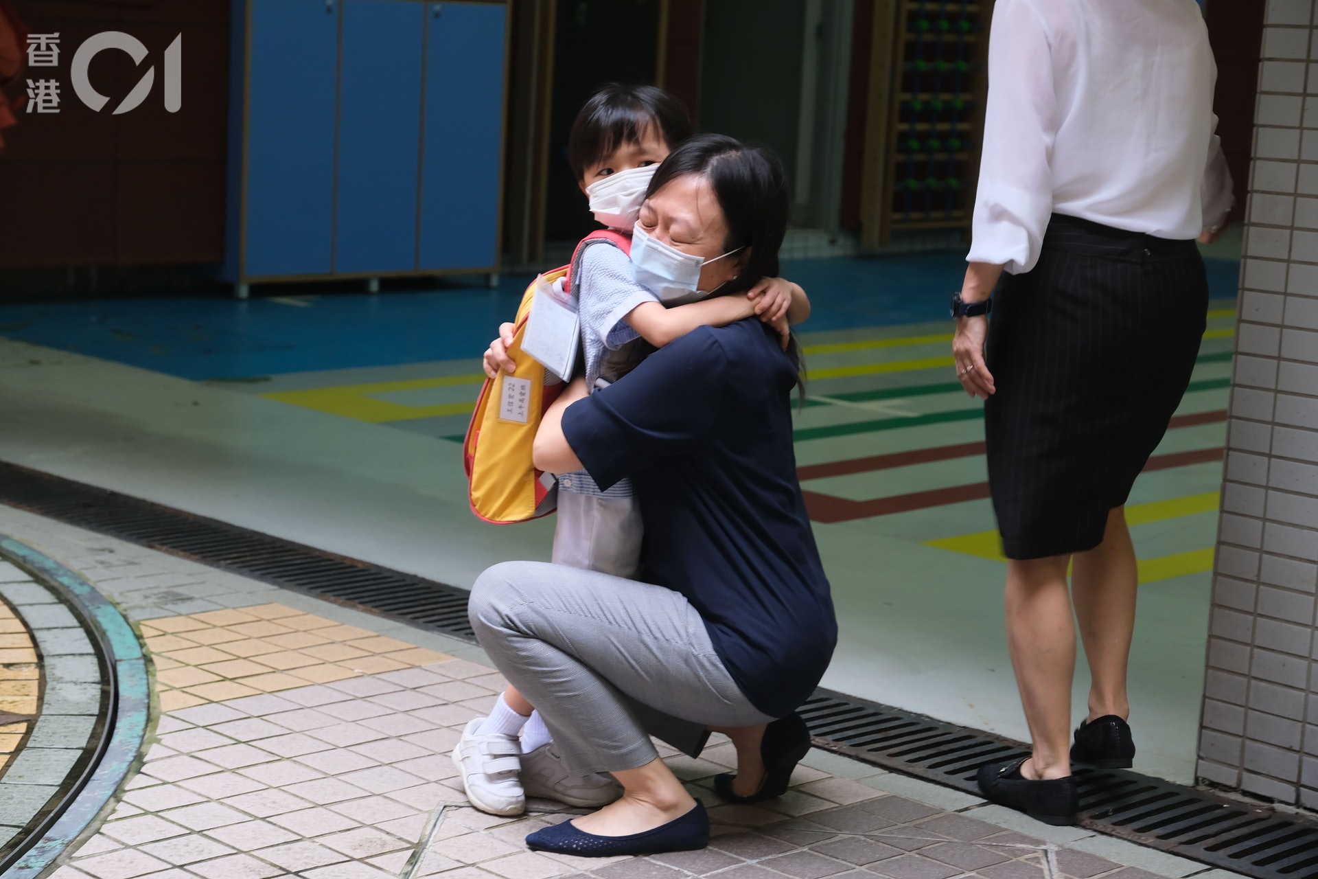 爸媽難捨小朋友入校園。 爸媽難捨小朋友入校園。