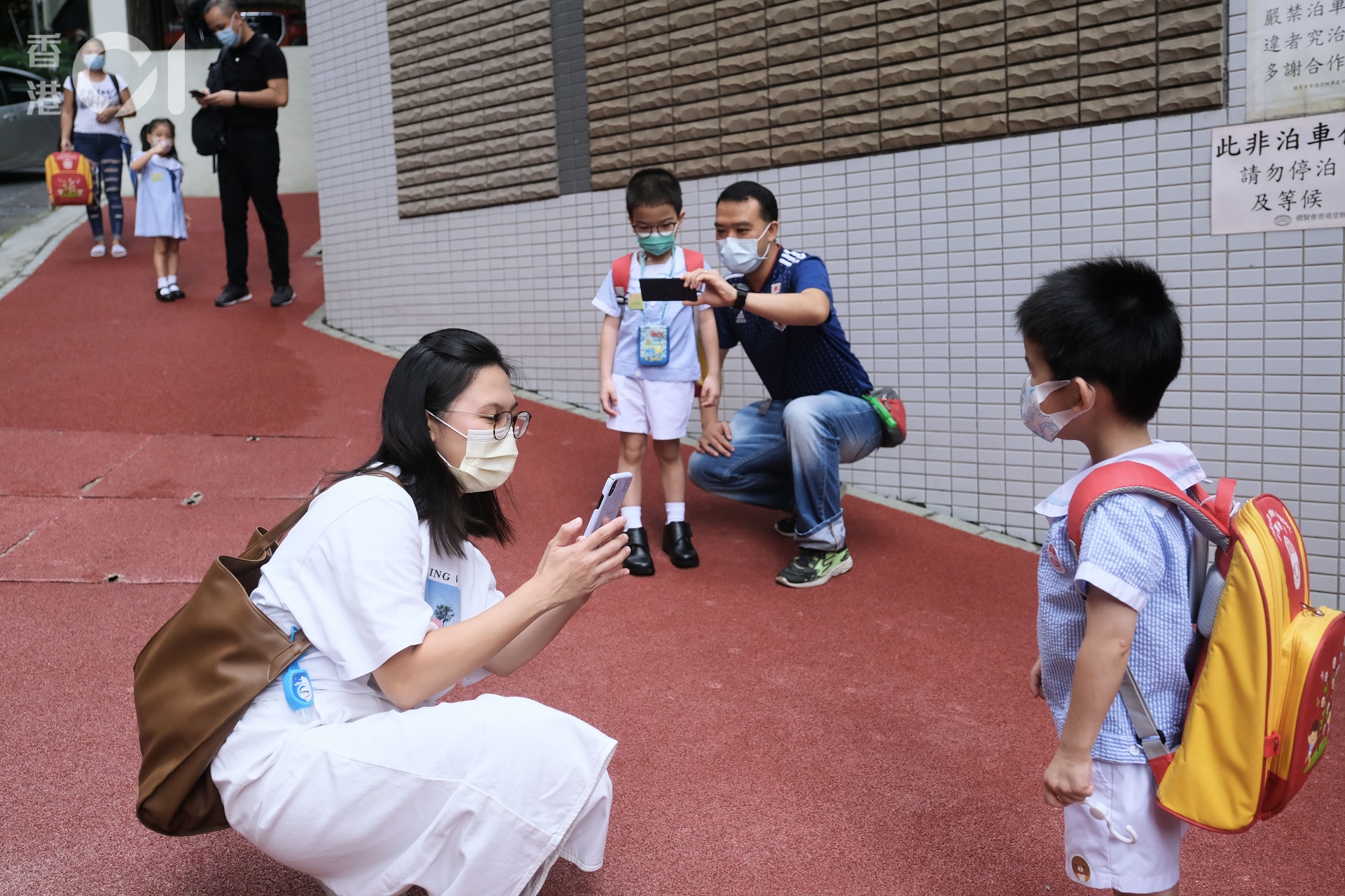 爸媽難捨小朋友入校園。 爸媽難捨小朋友入校園。