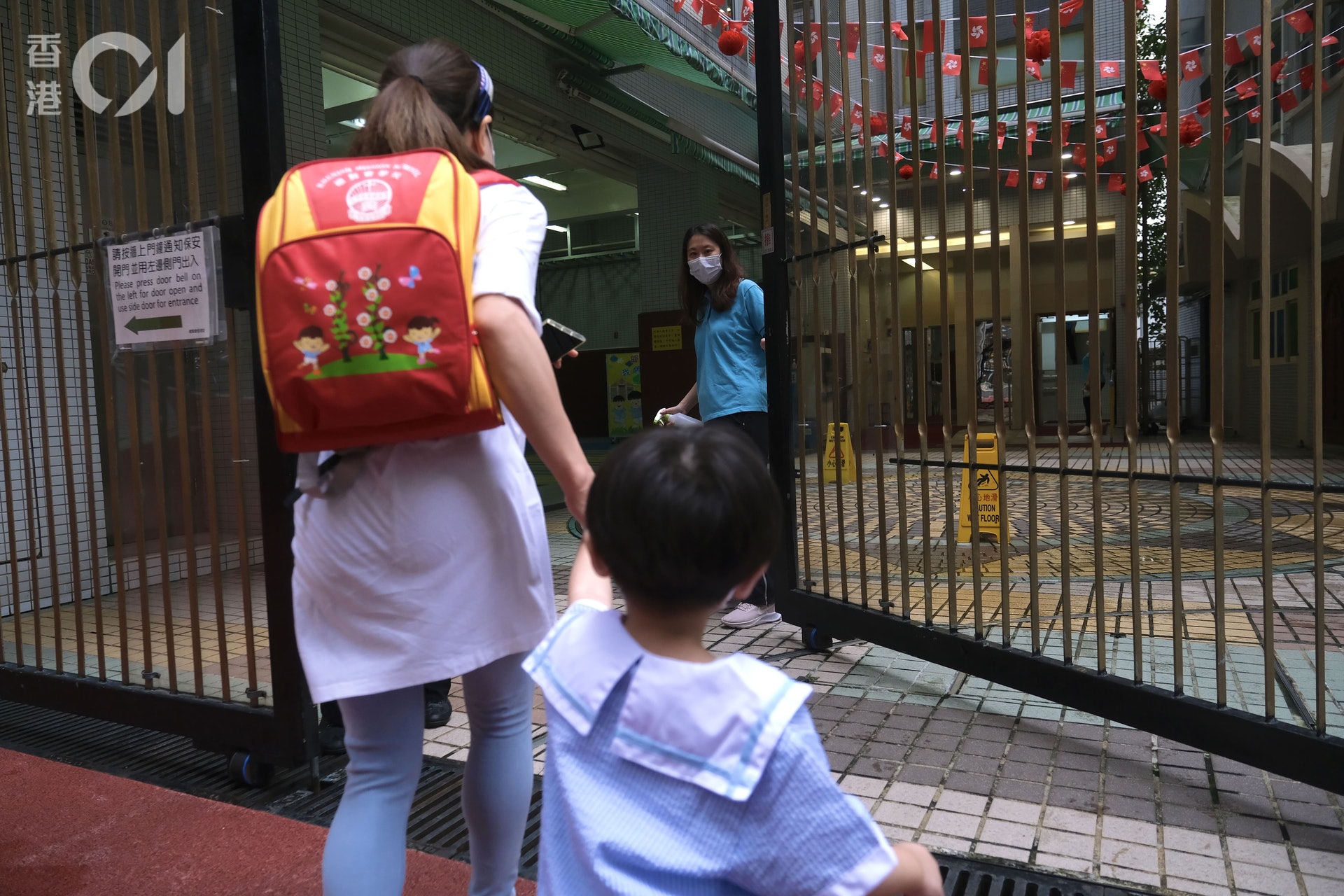 爸媽難捨小朋友入校園。 爸媽難捨小朋友入校園。