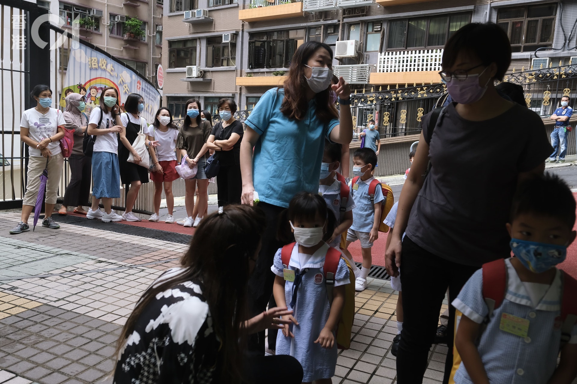 入校門已需消毒雙手。 入校門已需消毒雙手。