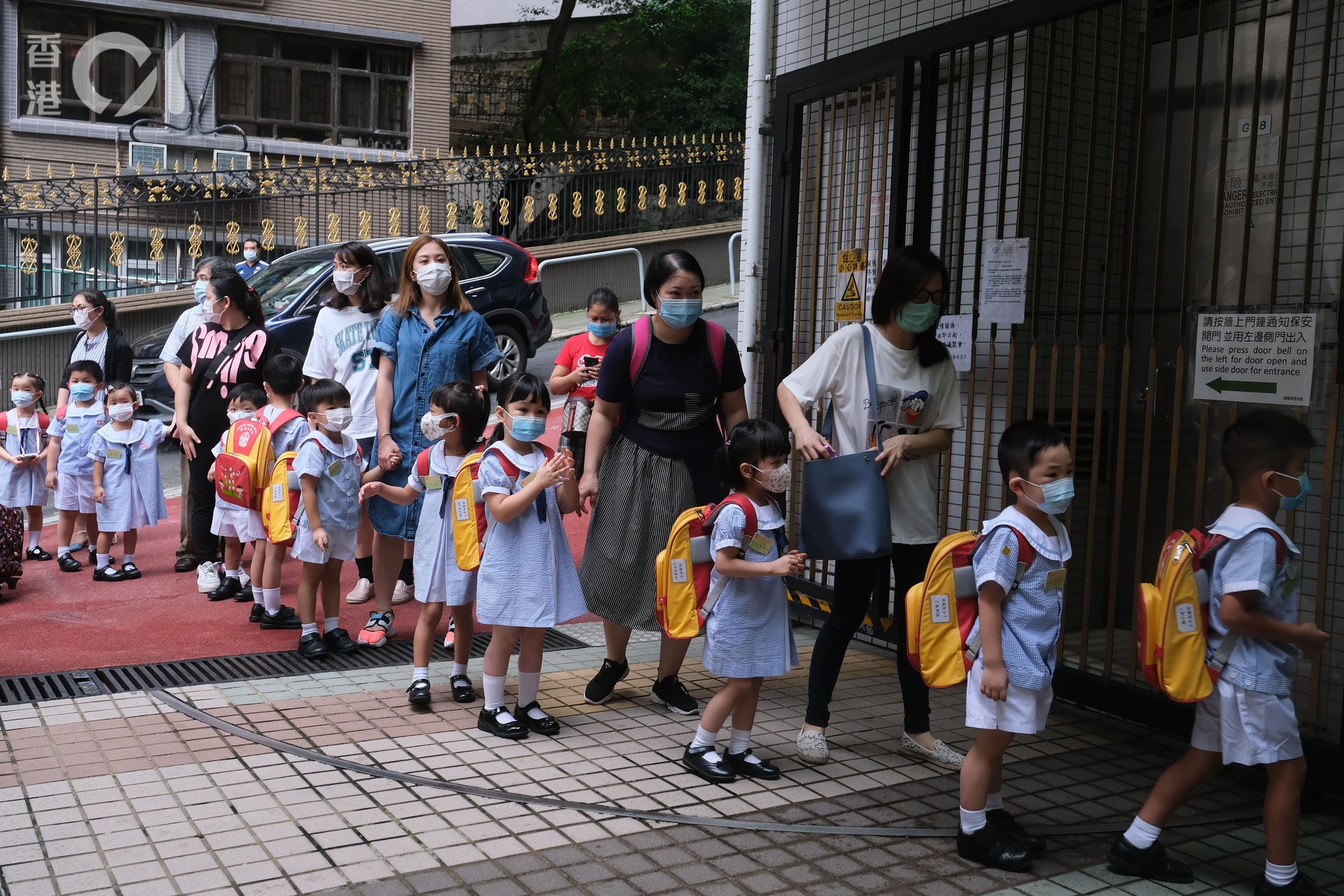 入校門已需消毒雙手。 入校門已需消毒雙手。