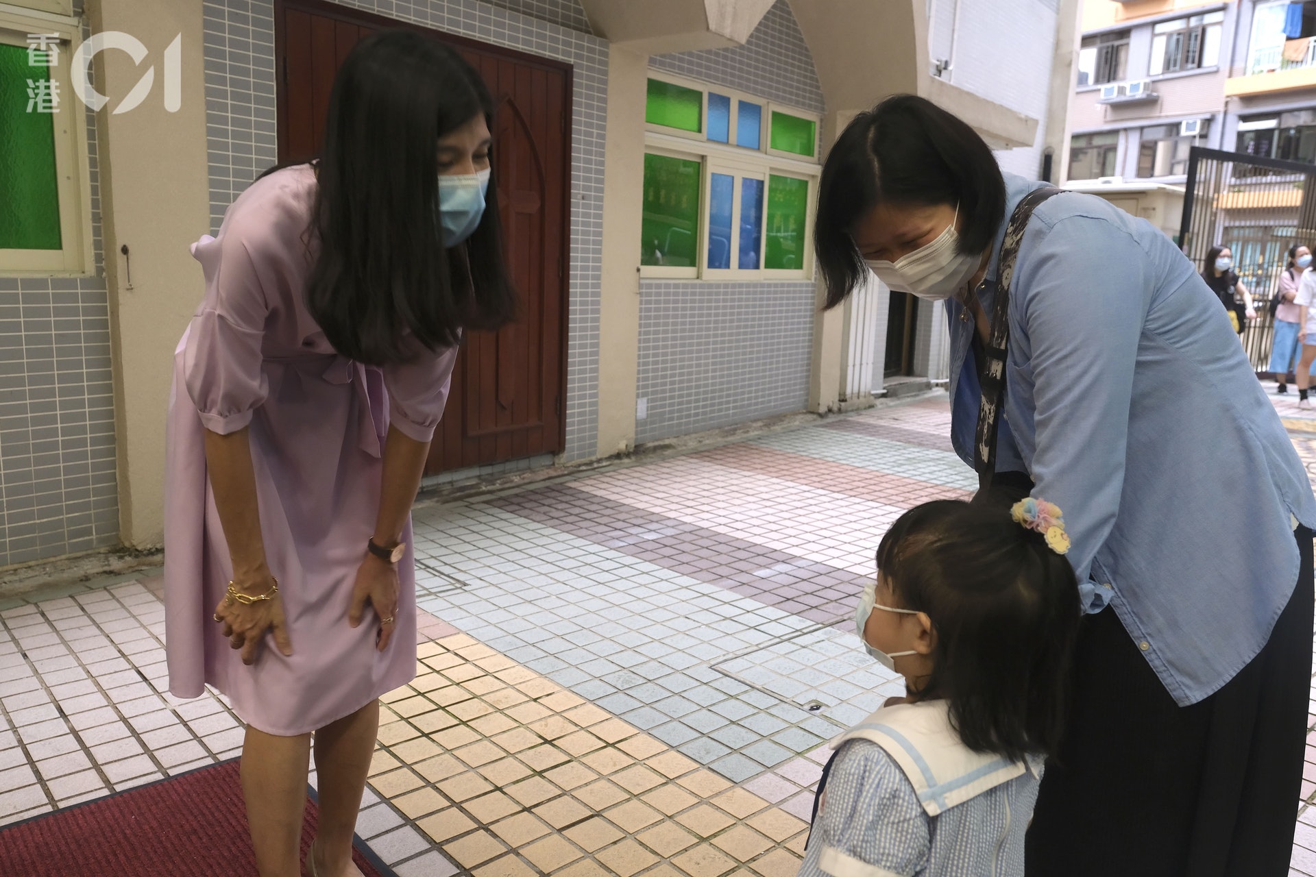 入校門已需消毒雙手。 入校門已需消毒雙手。