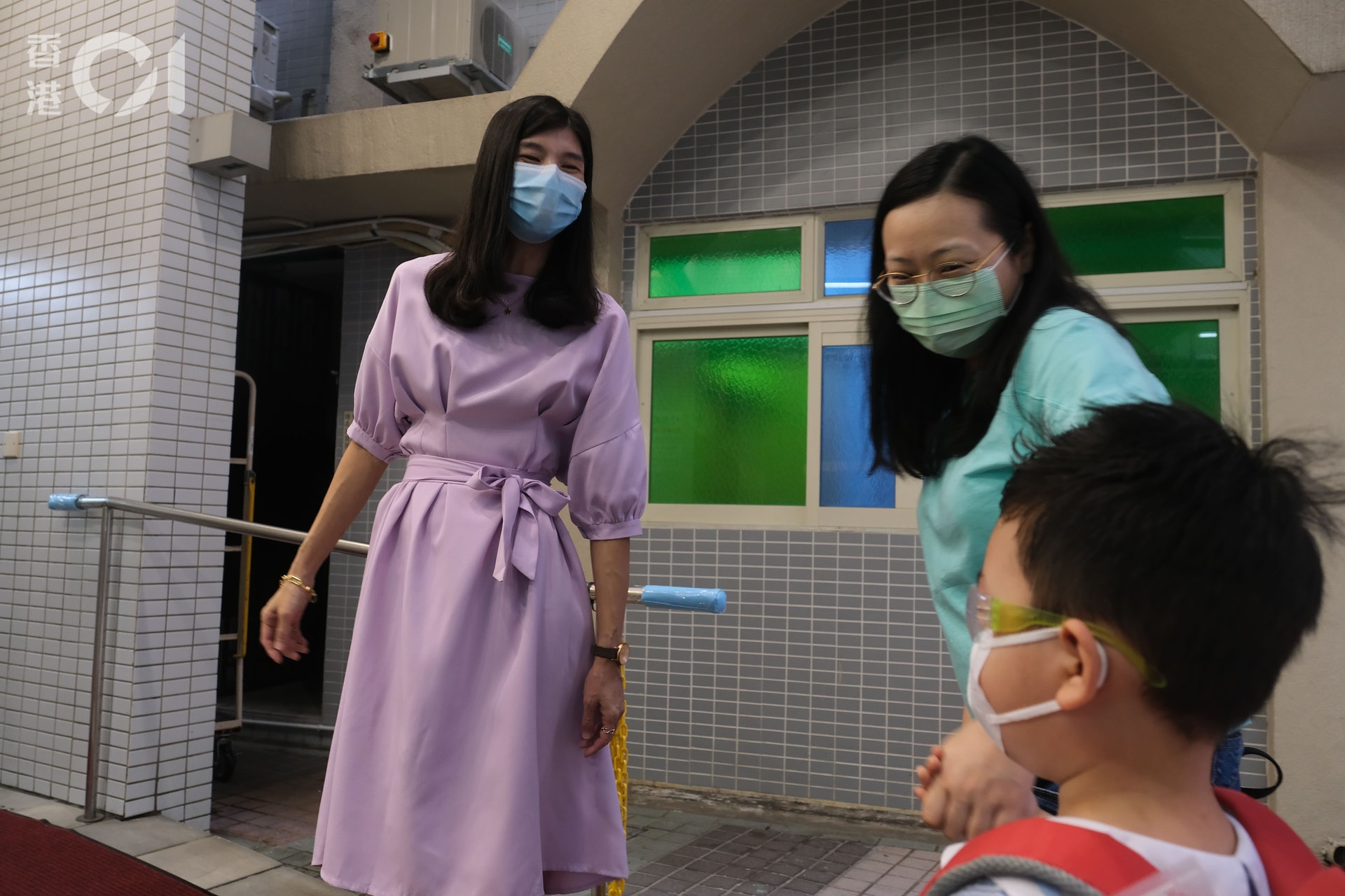 入校門已需消毒雙手。 入校門已需消毒雙手。