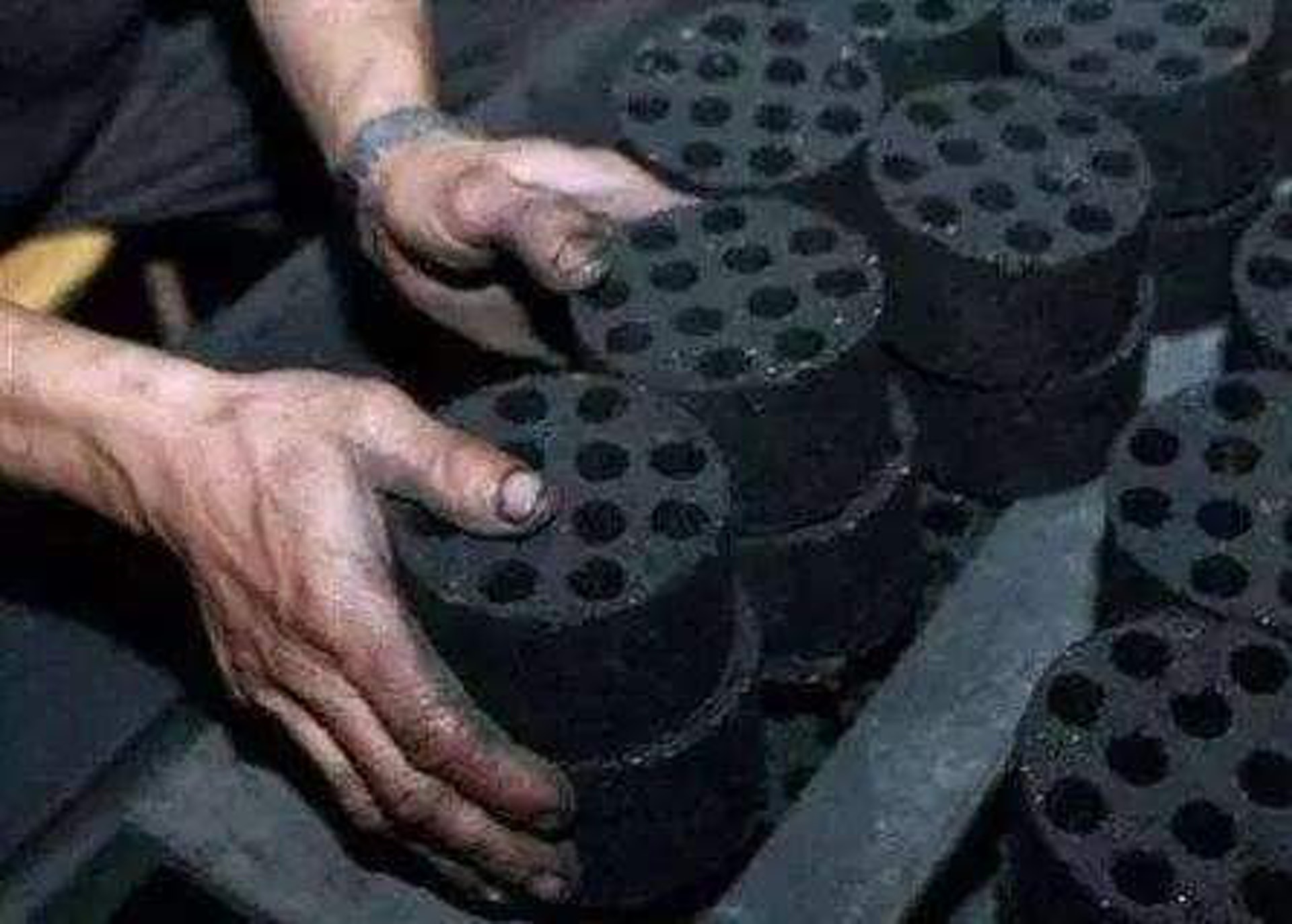 散煤主要指用於炊事、取暖等非工業用途的煤炭。 (網絡圖片) 散煤主要指用於炊事、取暖等非工業用途的煤炭。 (網絡圖片)