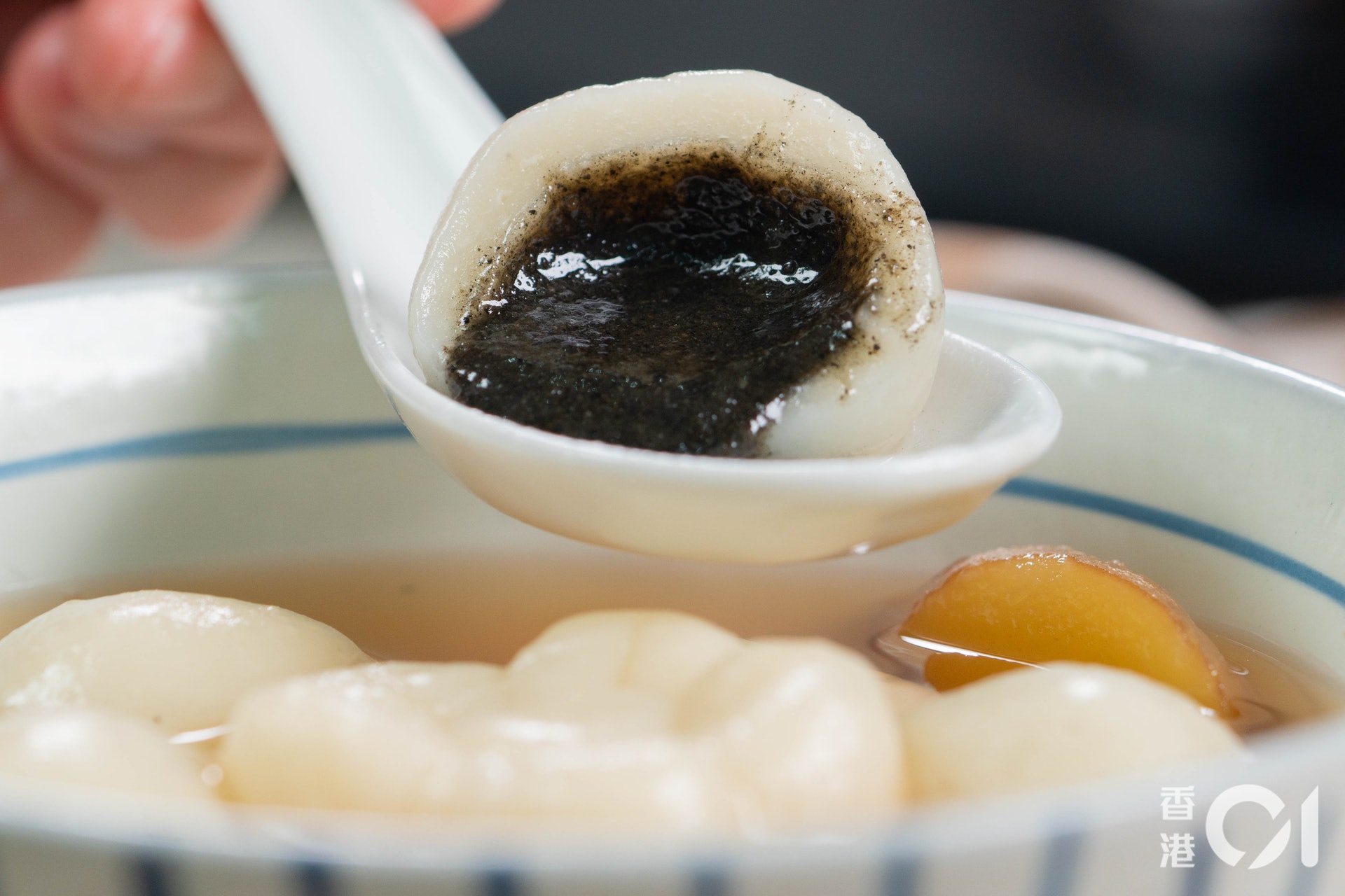 黑芝麻流心湯圓的卡路里最高,宜非常小心食用。(資料圖片) 黑芝麻流心湯圓的卡路里最高,宜非常小心食用。(資料圖片)