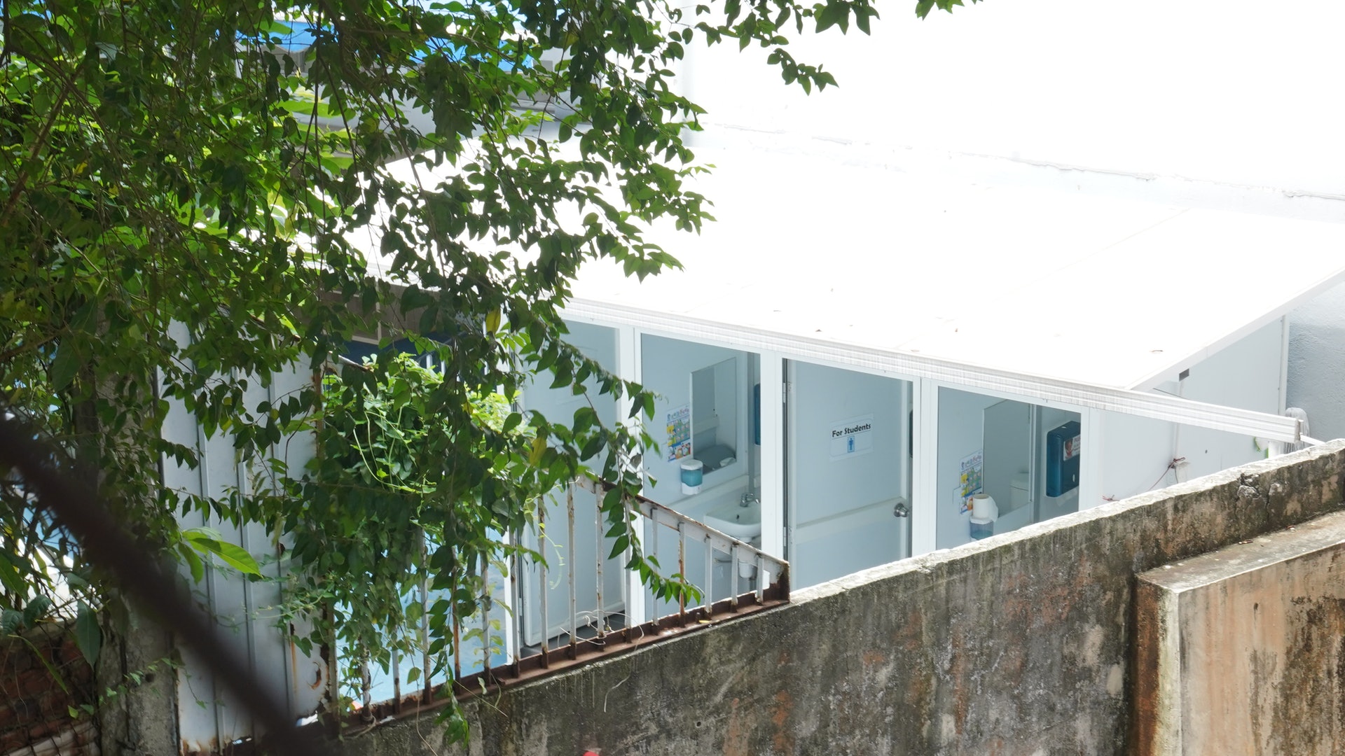 德萃小學兩年後再僭建廁所 創辦人徐飛:流動式廁所已拆除 德萃小學兩年後再僭建廁所 創辦人徐飛:流動式廁所已拆除