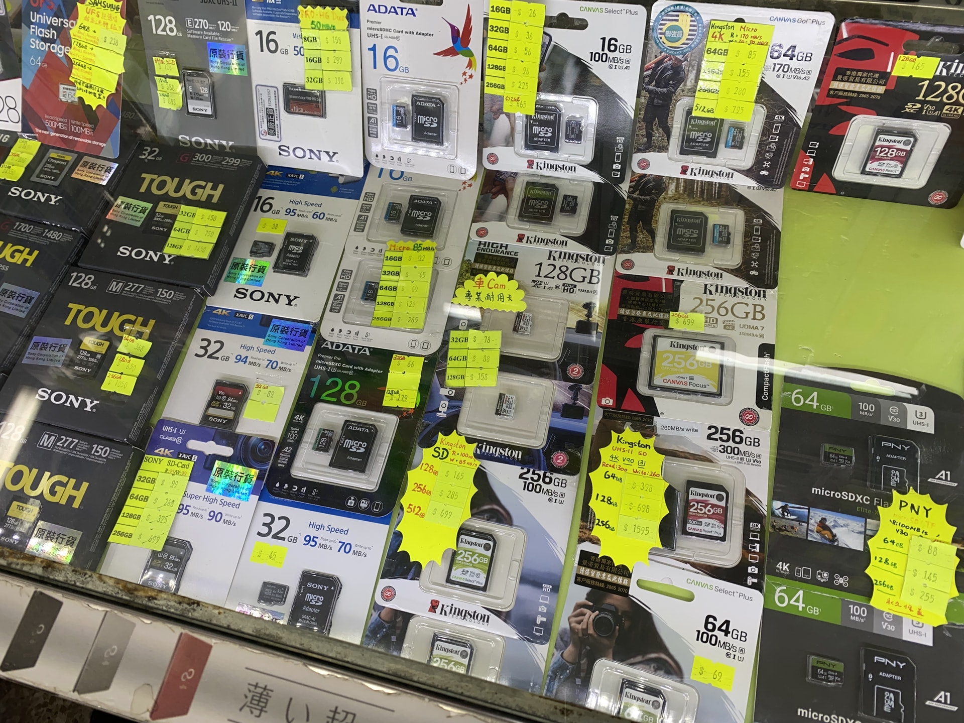 一落腦場就會發現大量microSD卡選擇,令人選擇困難。(林勇攝) 一落腦場就會發現大量microSD卡選擇,令人選擇困難。(林勇攝)