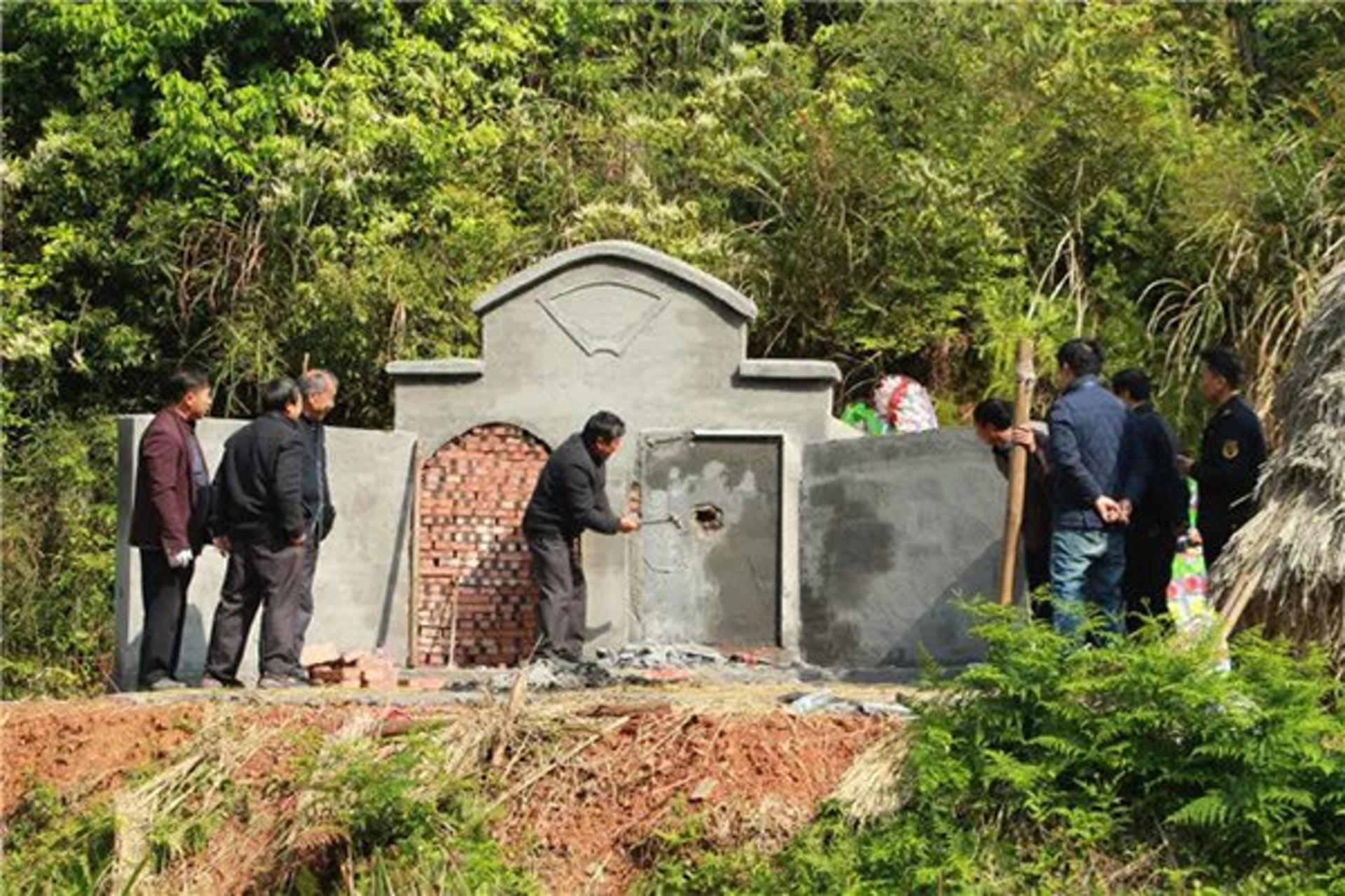 漆工鎮此前成功「處置」一宗村民違規土葬事件，涉事土葬墳墓被強行起棺，遺體火化處理。（網上圖片）