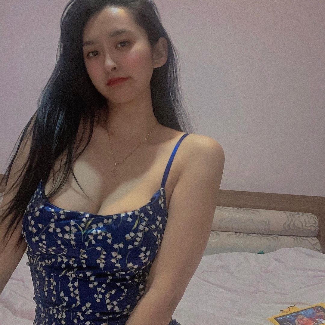 內地網紅「請給我一個冰淇淋93」經常大曬性感照。(微博@請給我一個冰淇淋93)