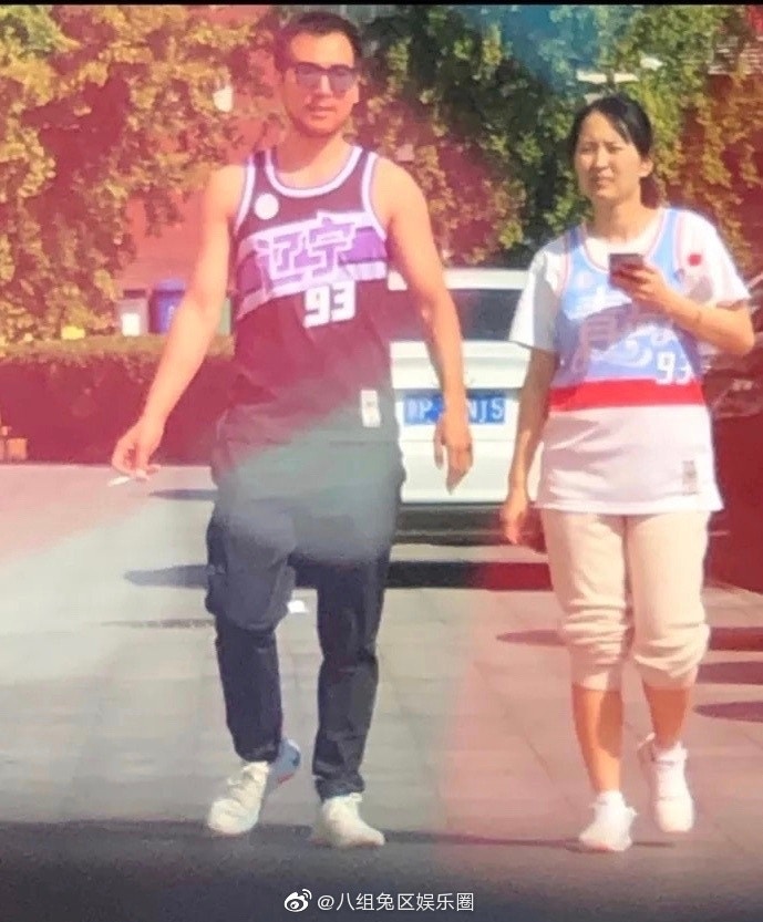 有網民Post出「請給我一個冰淇淋93」的真實照片,真身曝光令人大跌眼鏡!(微博@八組兔區娛樂圈)