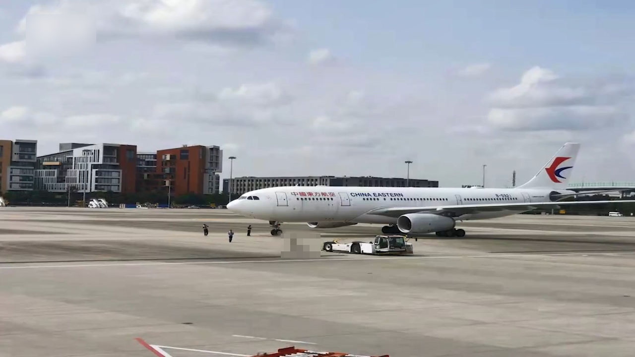 上海機場東方航空機務人員被飛機牽引車輾斃網民看畫面細思極恐