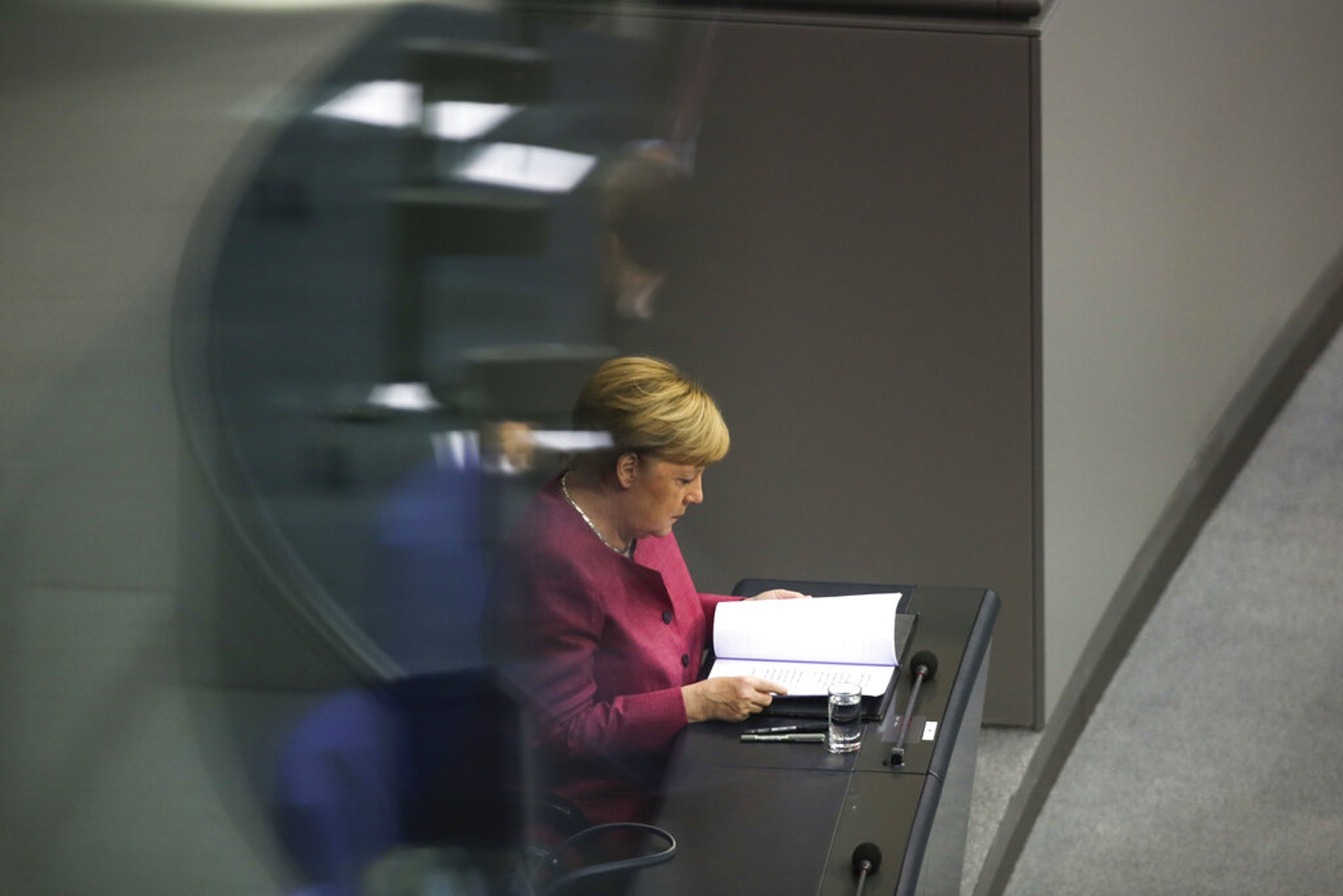 圖為2020年9月30日,德國總理默克爾到國會出席會議,期間閱讀文件。(AP) 圖為2020年9月30日,德國總理默克爾到國會出席會議,期間閱讀文件。(AP)