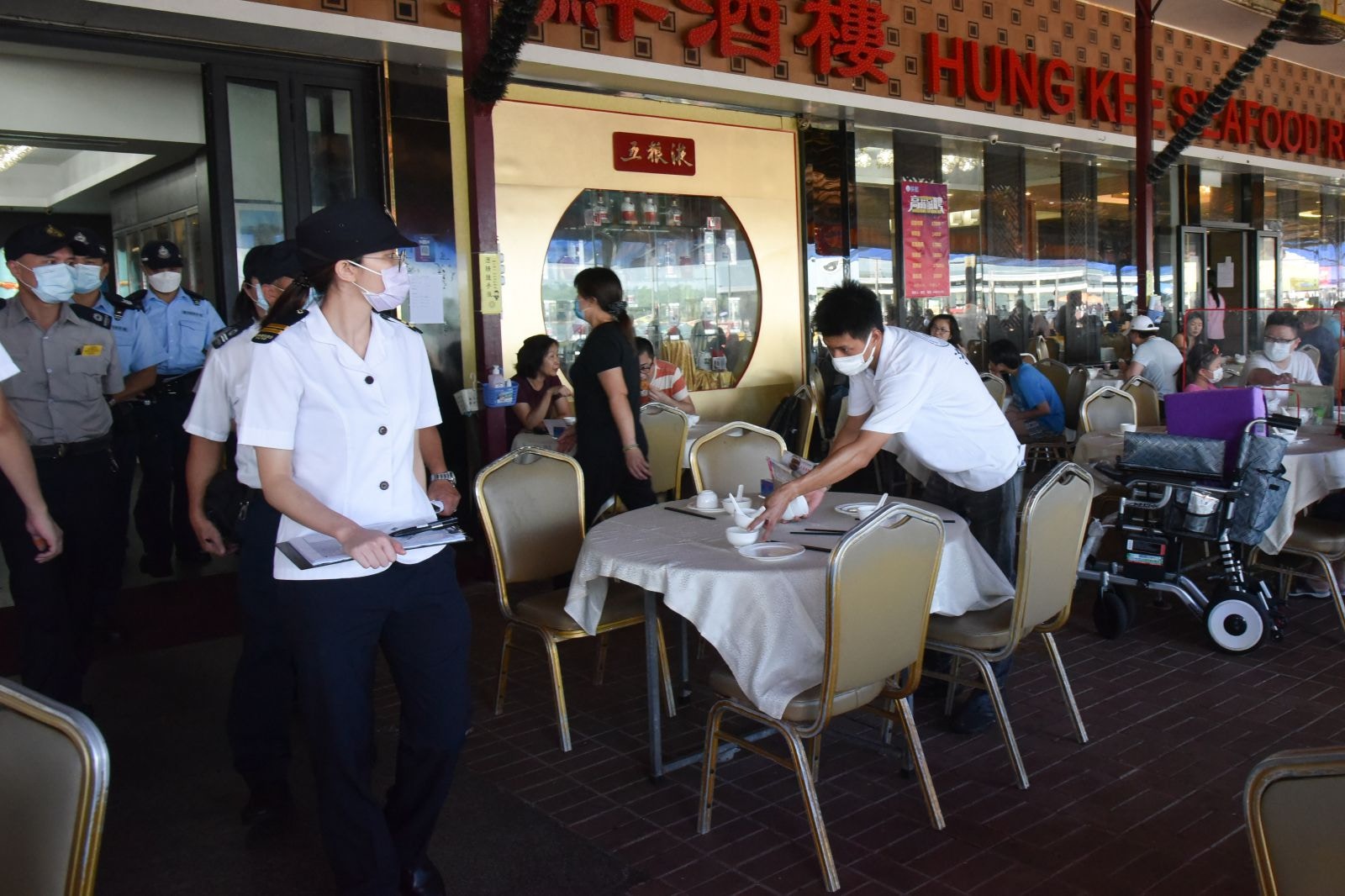 新冠肺炎｜假日市民外出用膳　食環署與警方聯合行動巡查食肆