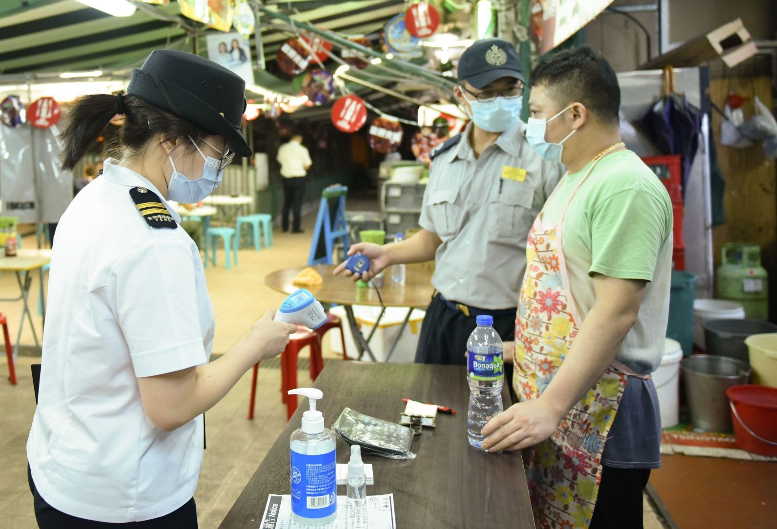 食物環境衞生署今日（十月三日）與警方採取聯合行動，加強巡查深水埗區餐飲處所，並提醒有關處所的經營者、從業員及市民嚴格遵從《預防及控制疾病（規定及指示）（業務及處所）規例》的規定。（政府新聞處）