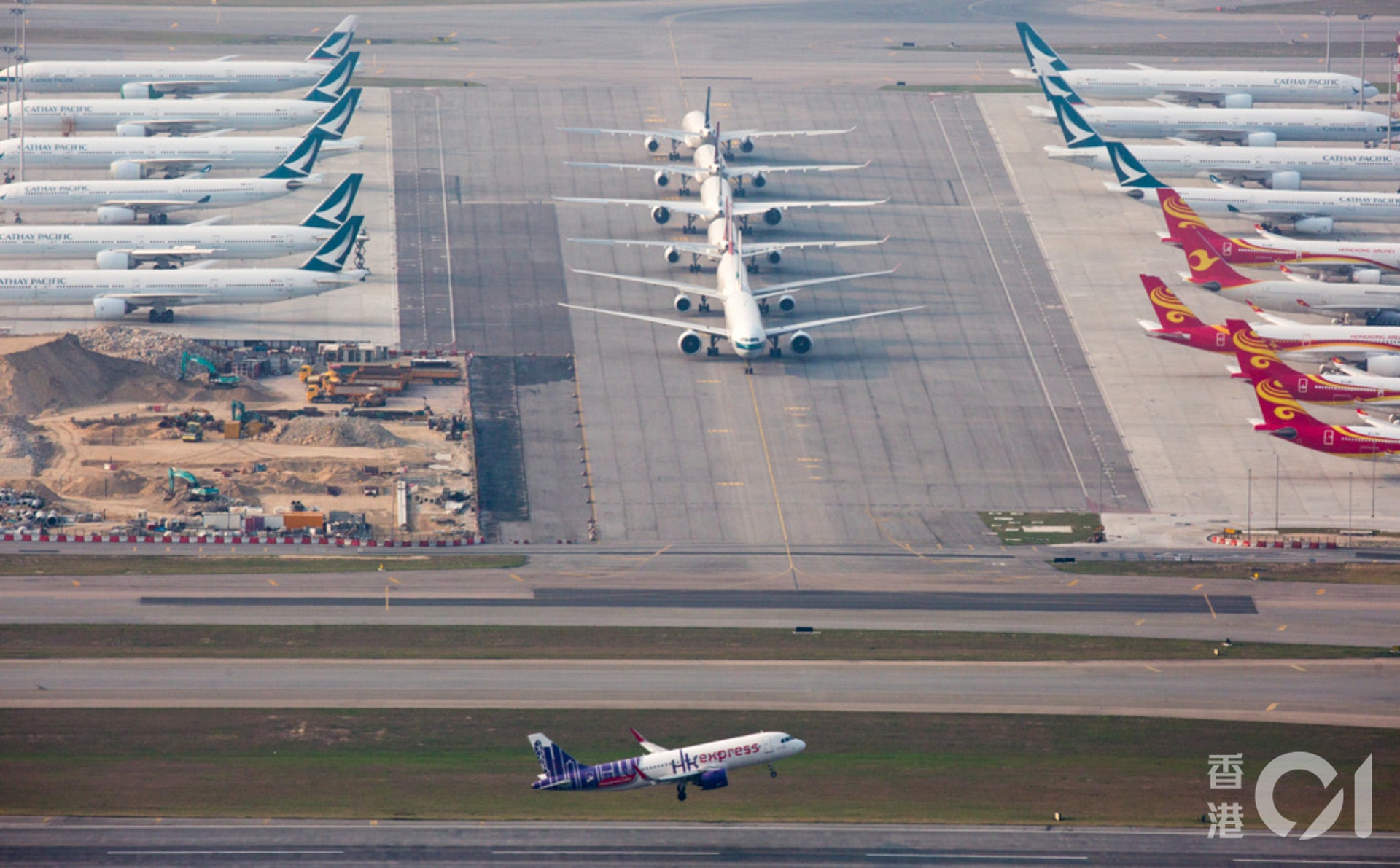 新冠肺炎下各地加強防疫,航班大幅減少,國泰航空等大量飛機停泊在機場,圖為2020年3月情況。(資料圖片/余俊亮攝) 新冠肺炎下各地加強防疫,航班大幅減少,國泰航空等大量飛機停泊在機場,圖為2020年3月情況。(資料圖片/余俊亮攝)