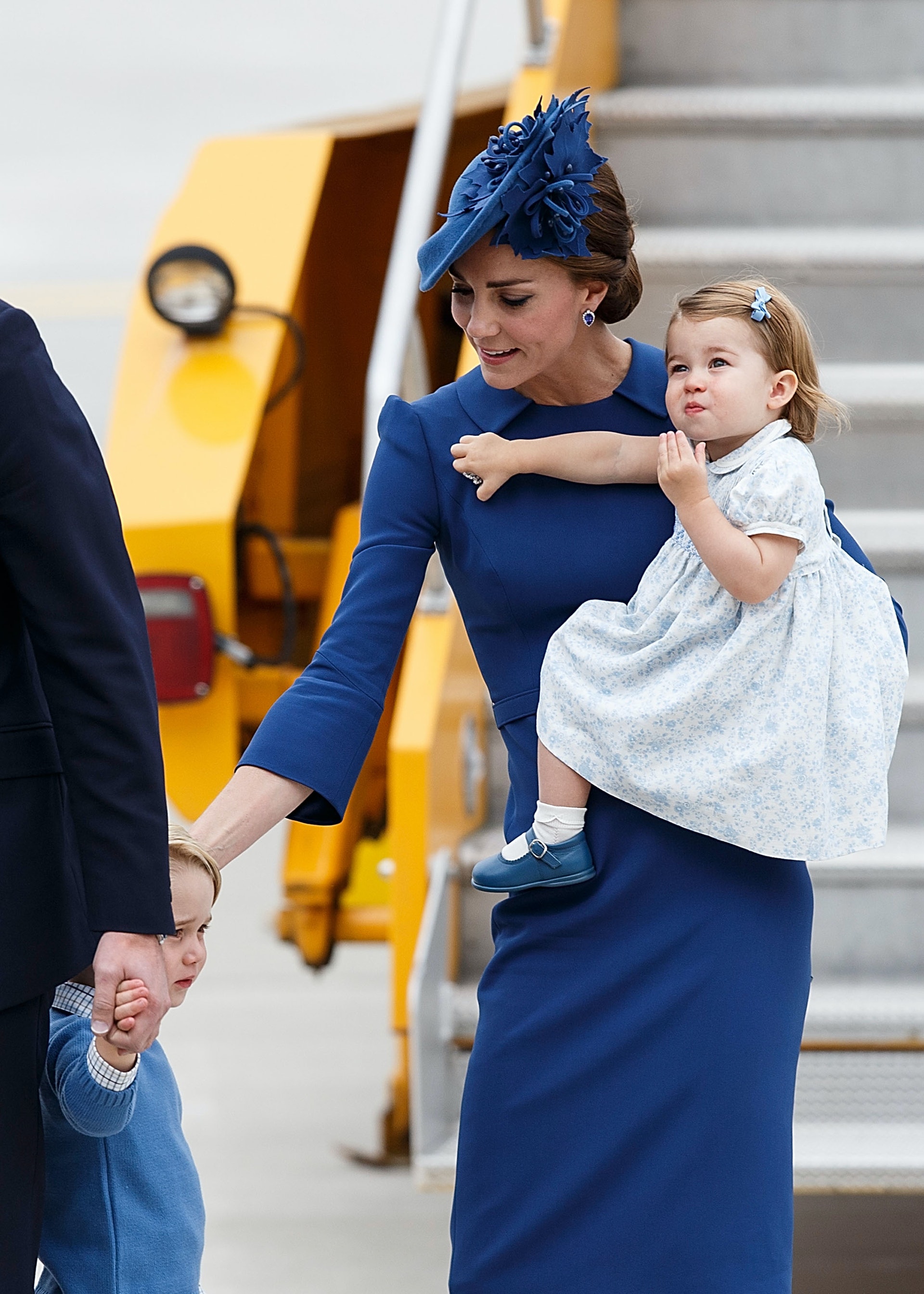 英國王室寶寶:夏洛特小公主(Princess Charlotte)是英國威廉王子(Prince William)與劍橋公爵夫人凱特王妃(Catherine, Duchess of Cambridge)的第2名孩子,屬於王位第4順位繼承人。圖為2016年9月24日凱特王妃在加拿大維多利亞國際機場抱着小公主。(Getty) 英國王室寶寶:夏洛特小公主(Princess Charlotte)是英國威廉王子(Prince William)與劍橋公爵夫人凱特王妃(Catherine, Duchess of Cambridge)的第2名孩子,屬於王位第4順位繼承人。圖為2016年9月24日凱特王妃在加拿大維多利亞國際機場抱着小公主。(Getty)