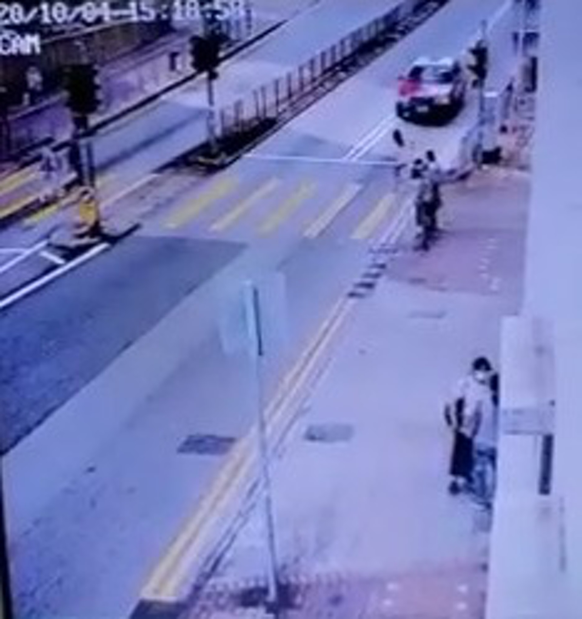 女事主步出過路時,涉案的士疑越雙白線駛至。(網上影片截圖) 女事主步出過路時,涉案的士疑越雙白線駛至。(網上影片截圖)