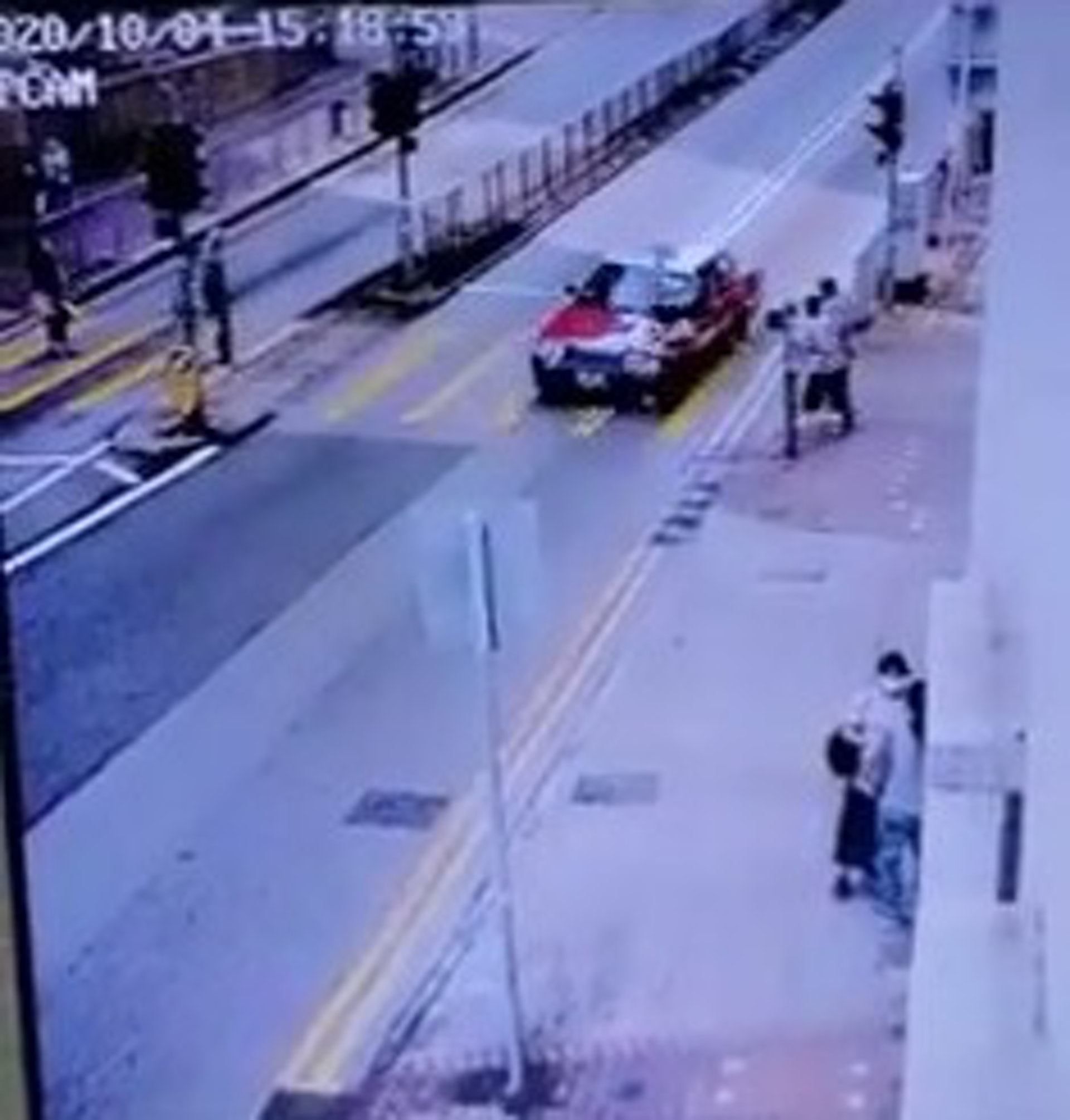 女事主步出過路時,涉案的士疑越雙白線駛至,左邊車頭將事主撞到。(網上影片截圖) 女事主步出過路時,涉案的士疑越雙白線駛至,左邊車頭將事主撞到。(網上影片截圖)