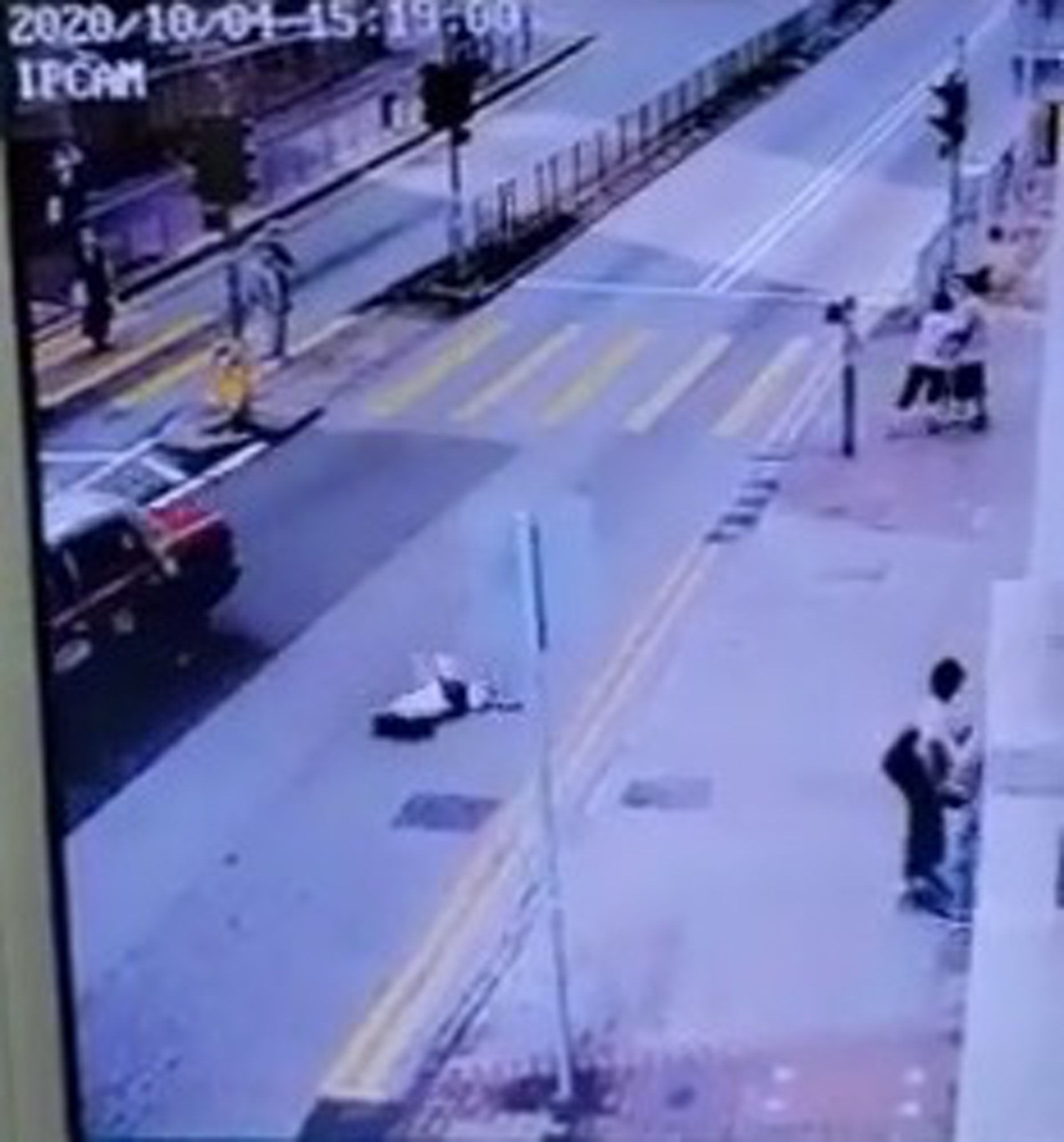 事主飛彈倒地;的士則扭右衝前後停下。(網上影片截圖) 事主飛彈倒地;的士則扭右衝前後停下。(網上影片截圖)