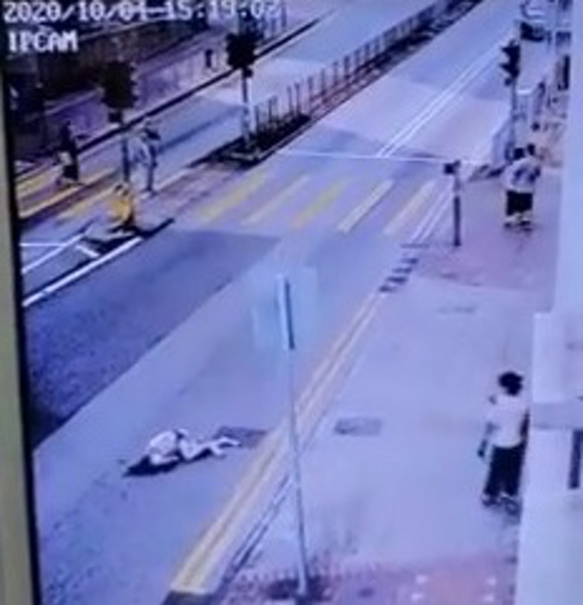 事主飛彈近10米後倒地;的士則扭右衝前後停下。(網上影片截圖) 事主飛彈近10米後倒地;的士則扭右衝前後停下。(網上影片截圖)