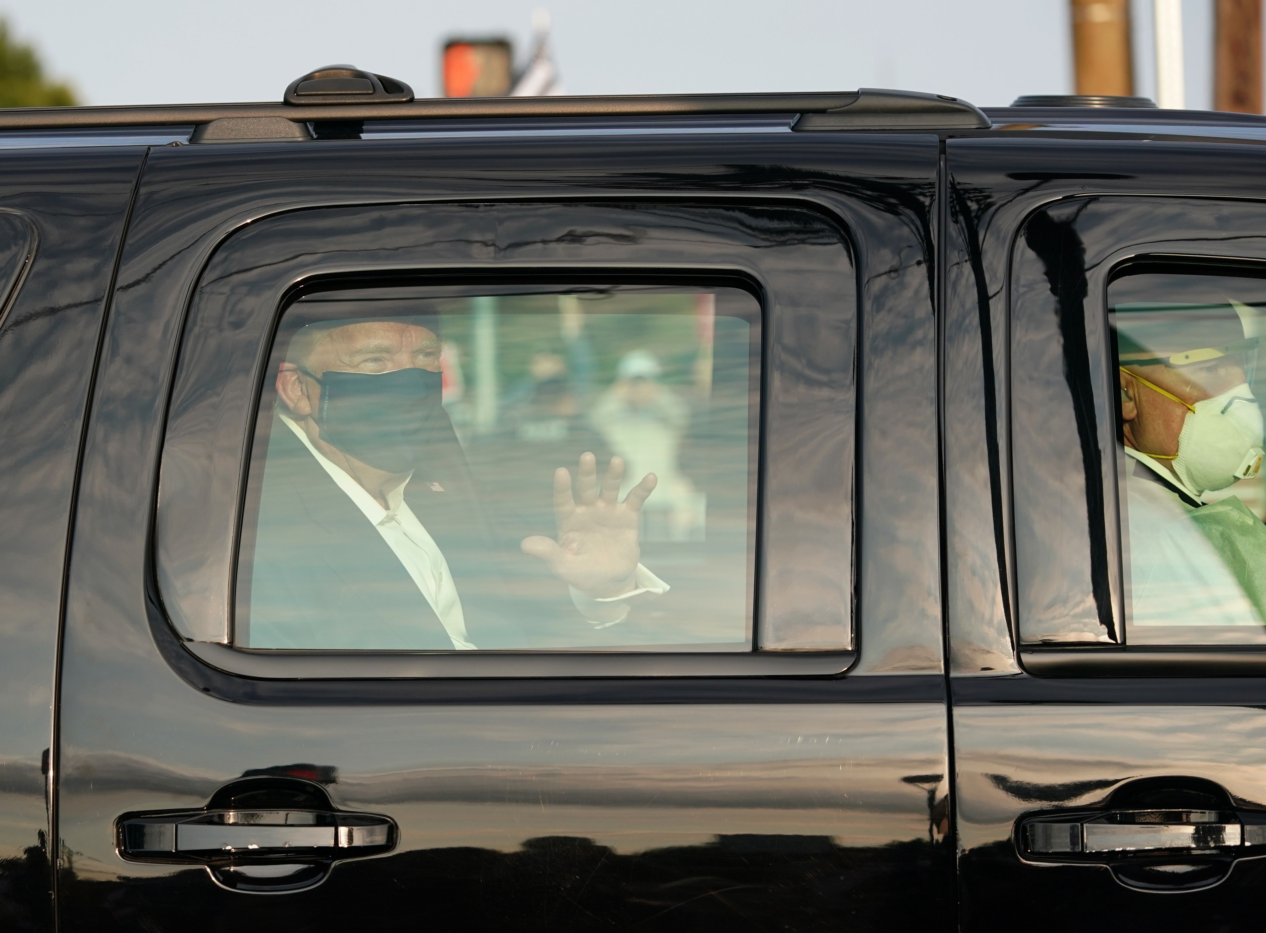 圖為10月4日，特朗普（Donald Trump）短暫離開醫院，乘車與支持者打招呼。（Reuters）
