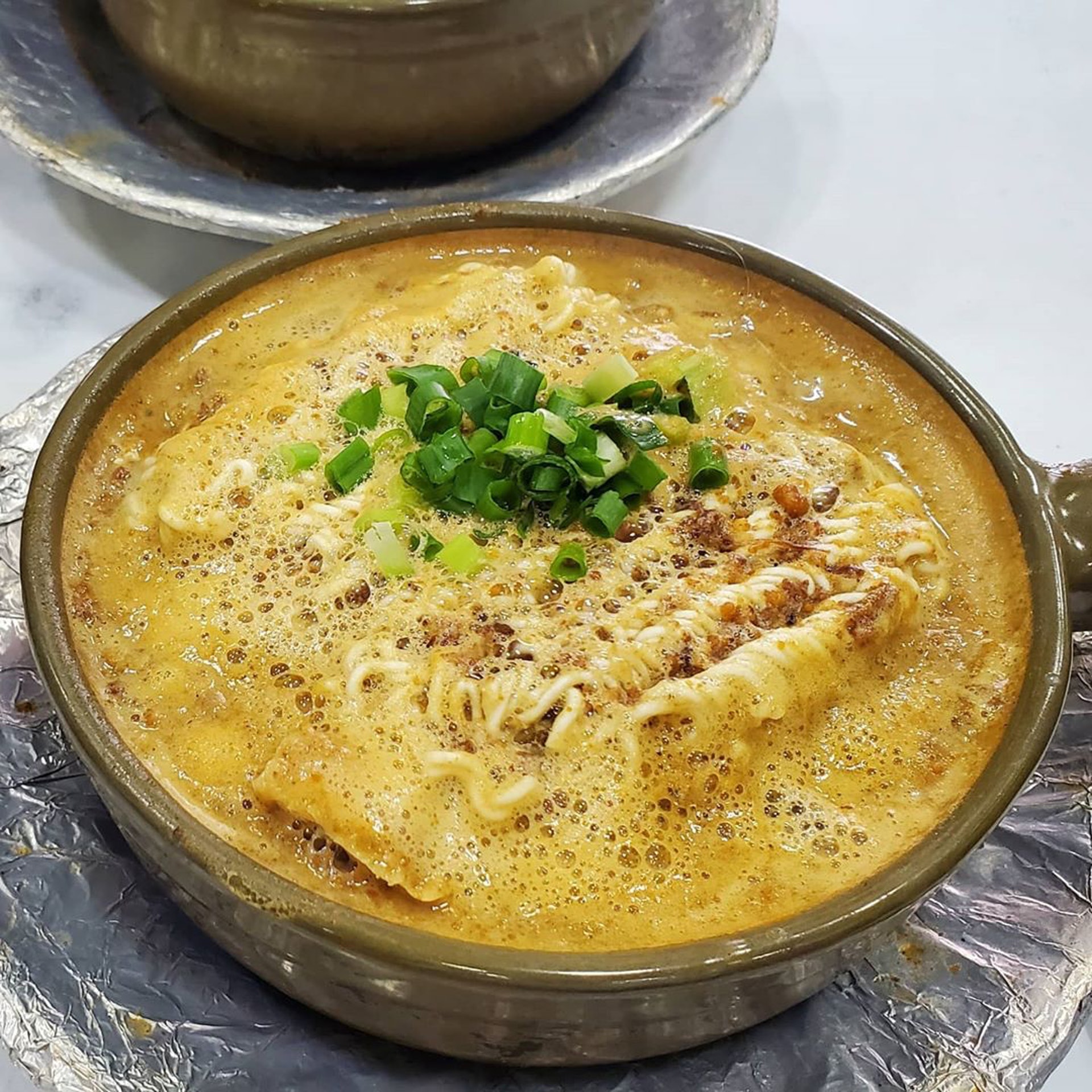 早前推出沙爹牛肉煲仔麵($68),轉出前一丁要加$7,沙嗲湯底非常濃郁,不過網民更推介點雞扒。(ig@ colbyisgood) 早前推出沙爹牛肉煲仔麵($68),轉出前一丁要加$7,沙嗲湯底非常濃郁,不過網民更推介點雞扒。(ig@ colbyisgood)