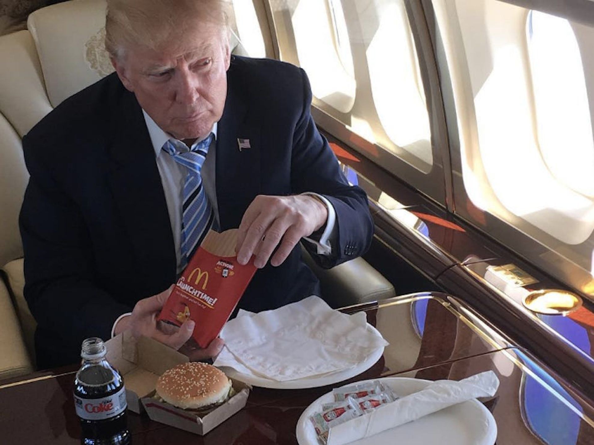 美國總統特朗普(Donald Trump)在Twitter推文暗示自己不掉髮的原因是「吃麥當勞薯條」(01製圖) 美國總統特朗普(Donald Trump)在Twitter推文暗示自己不掉髮的原因是「吃麥當勞薯條」(01製圖)