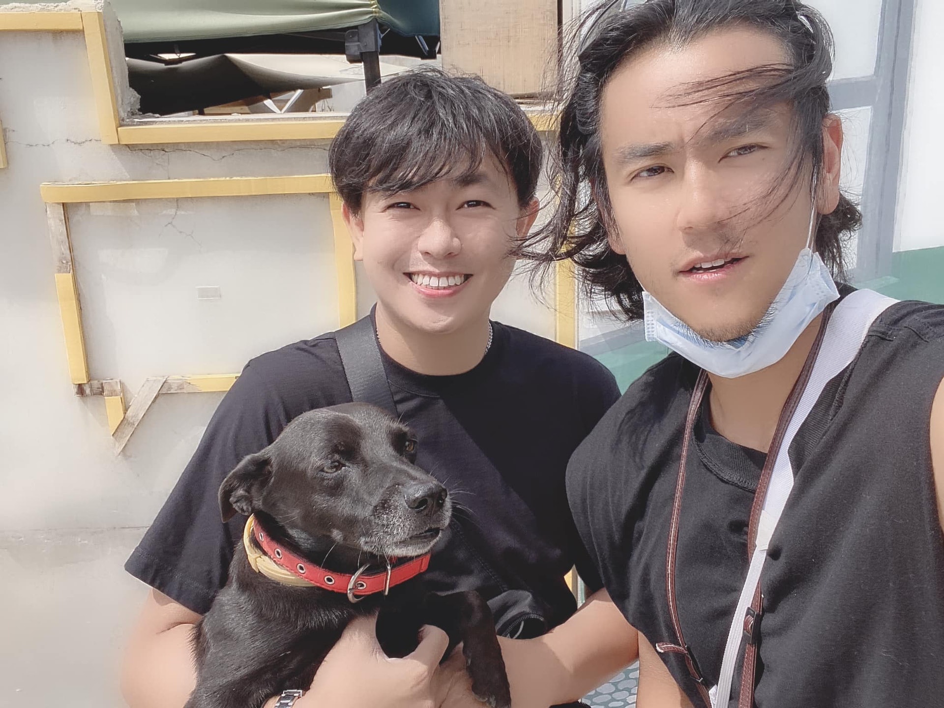粉絲日前在澎湖遇見彭于晏,興奮提出合照,順手開了美肌功能令照片相當奇怪。(fb「爆廢公社」圖片) 粉絲日前在澎湖遇見彭于晏,興奮提出合照,順手開了美肌功能令照片相當奇怪。(fb「爆廢公社」圖片)