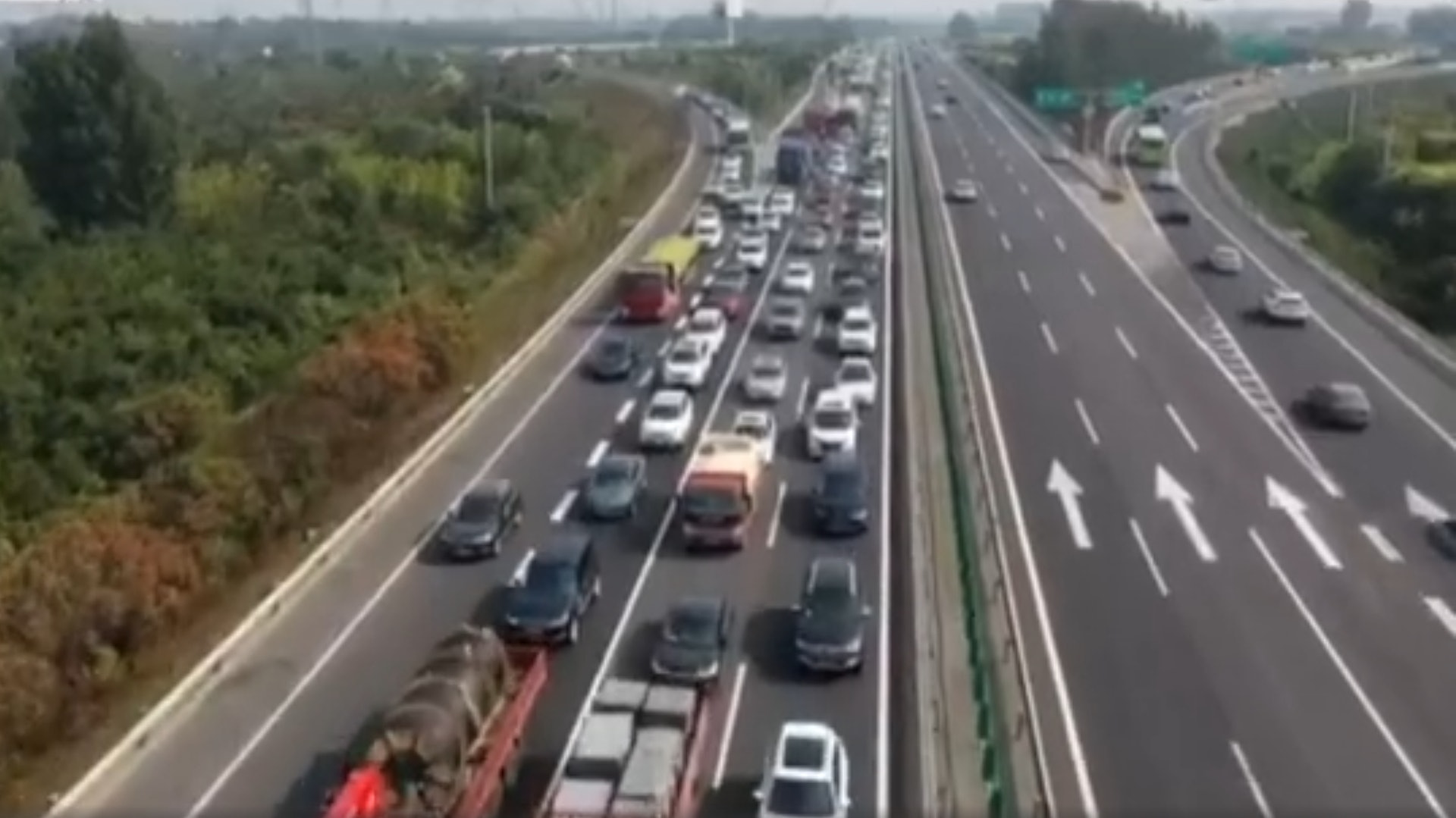 北京各條高速進京方向開始出現車多行駛緩慢的情況。(影片截圖) 北京各條高速進京方向開始出現車多行駛緩慢的情況。(影片截圖)