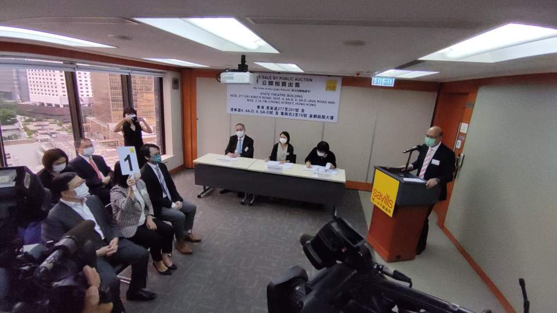新世界發展今早透過強制拍賣,統一北角皇都戲院大廈全部業權。(蔡偉南攝) 新世界發展今早透過強制拍賣,統一北角皇都戲院大廈全部業權。(蔡偉南攝)