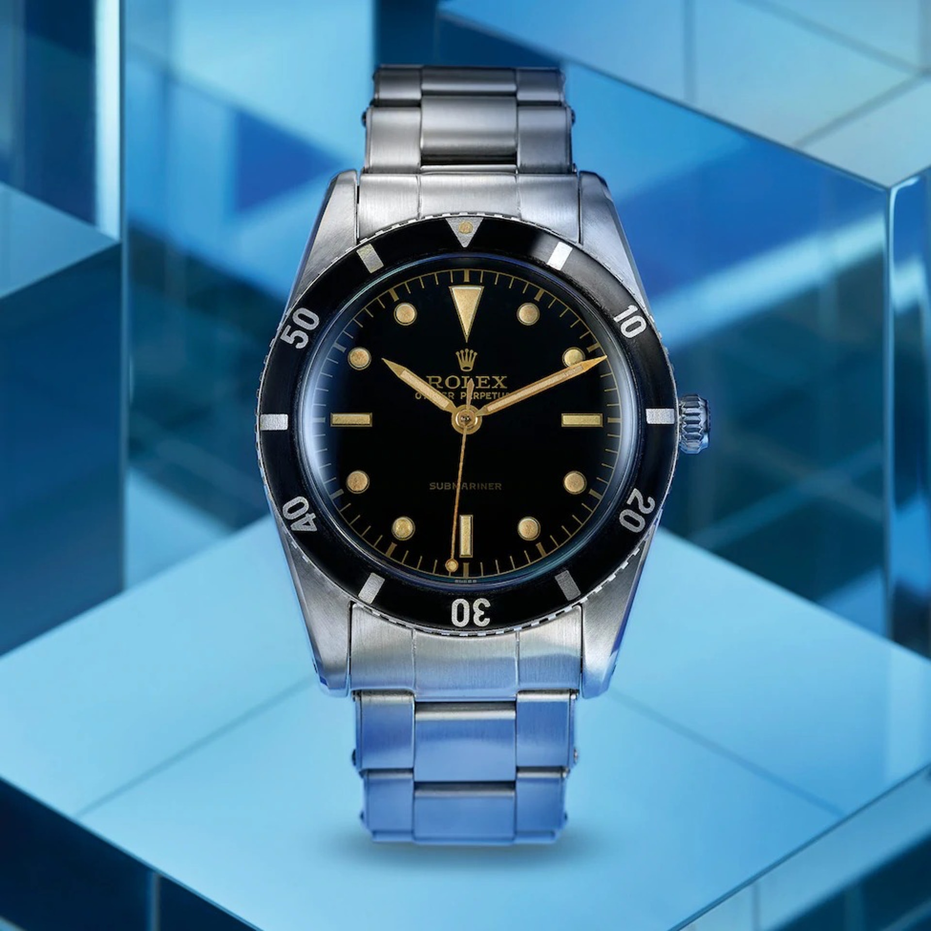 初代 vs 2020 Submariner:1. 錶側:1953年水鬼是採用類似Box錶鏡的形式,藍寶石水晶整個浮凸於錶圈上,同時它錶圈上12點方向的時標並沒有特別鑲上夜光圓點的邊框。(Rolex官方圖片) 初代 vs 2020 Submariner:1. 錶側:1953年水鬼是採用類似Box錶鏡的形式,藍寶石水晶整個浮凸於錶圈上,同時它錶圈上12點方向的時標並沒有特別鑲上夜光圓點的邊框。(Rolex官方圖片)