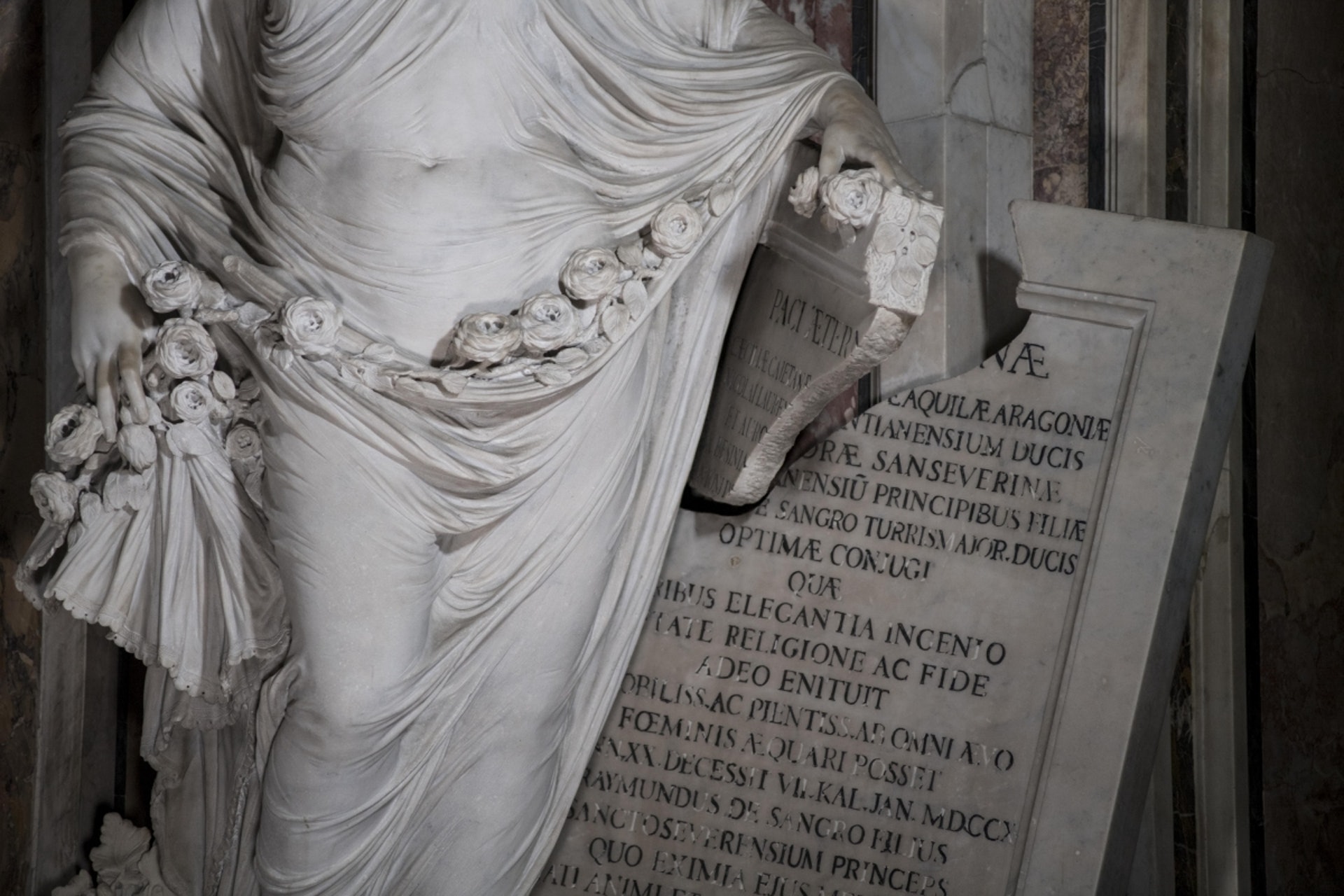 Antonio Corradini在1750年完成的《蒙面的真理》(Pudicizia,又稱謙遜或貞潔)。(圖片擷取自︰www.museosansevero.it) Antonio Corradini在1750年完成的《蒙面的真理》(Pudicizia,又稱謙遜或貞潔)。(圖片擷取自︰www.museosansevero.it)