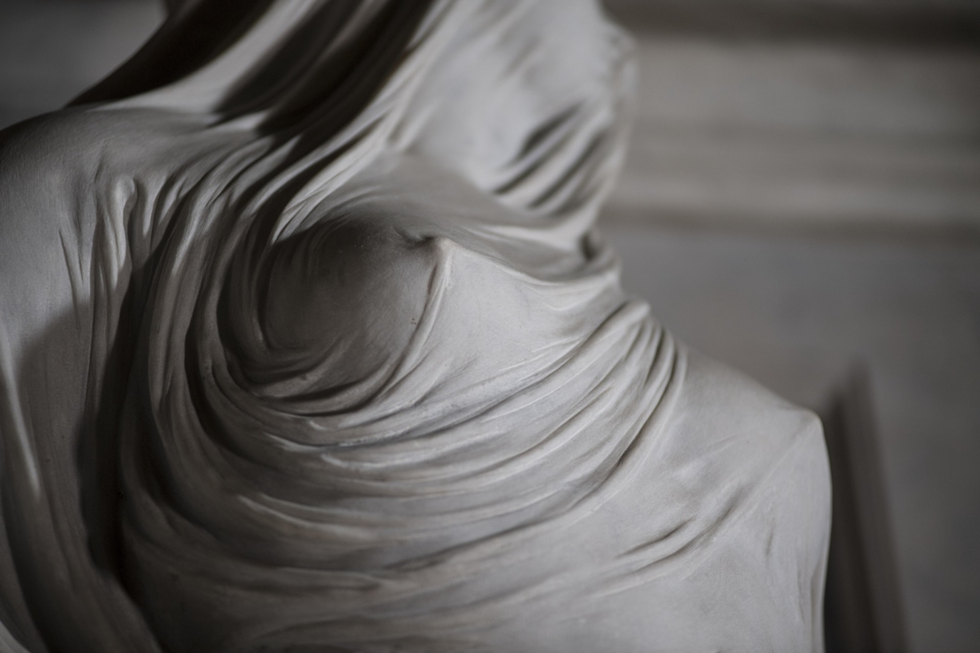 Antonio Corradini在1750年完成的《蒙面的真理》(Pudicizia,又稱謙遜或貞潔)。(圖片擷取自︰www.museosansevero.it) Antonio Corradini在1750年完成的《蒙面的真理》(Pudicizia,又稱謙遜或貞潔)。(圖片擷取自︰www.museosansevero.it)