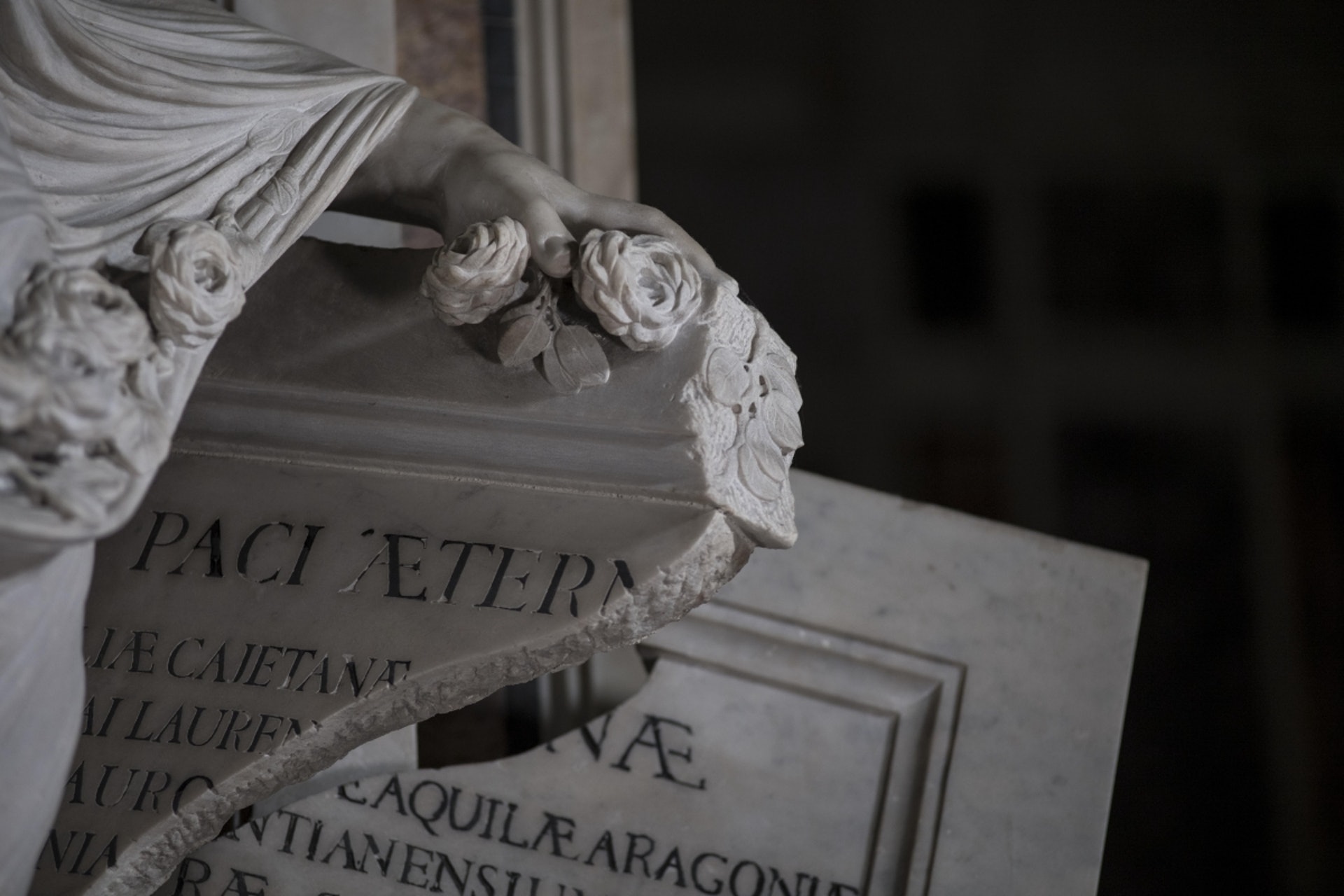 Antonio Corradini在1750年完成的《蒙面的真理》(Pudicizia,又稱謙遜或貞潔)。(圖片擷取自︰www.museosansevero.it) Antonio Corradini在1750年完成的《蒙面的真理》(Pudicizia,又稱謙遜或貞潔)。(圖片擷取自︰www.museosansevero.it)